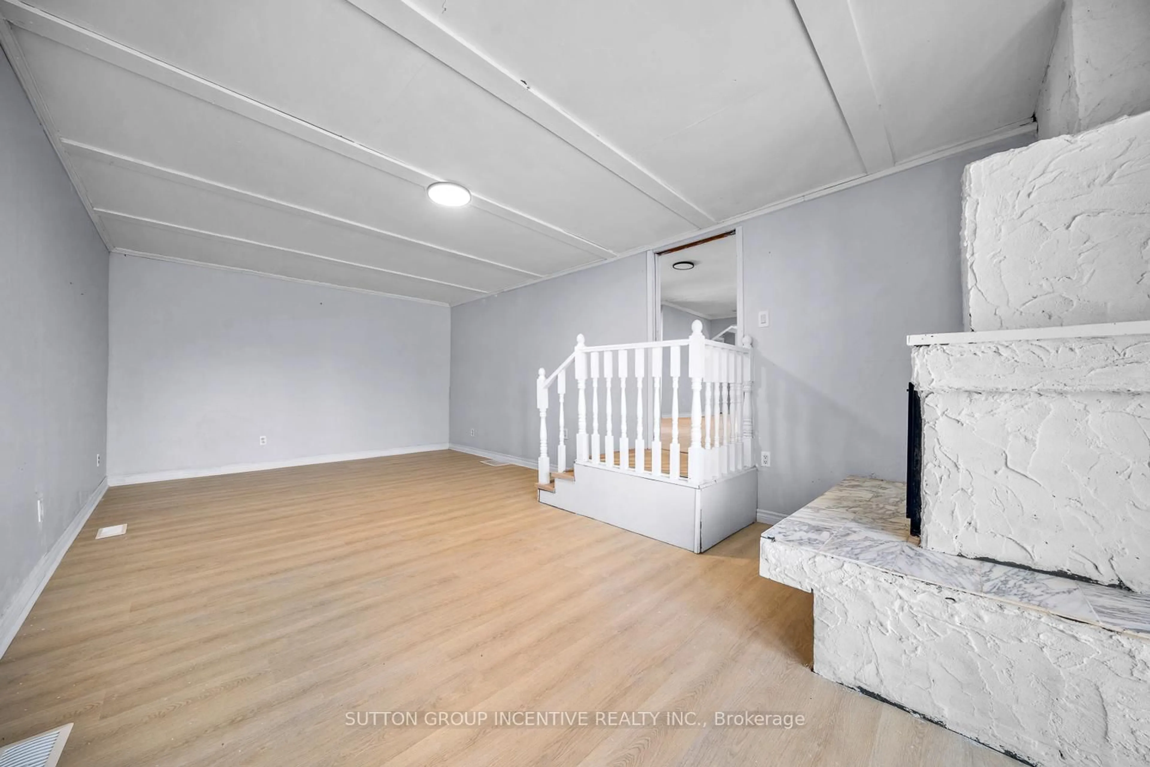 A pic of a room for 300 Metro Rd, Georgina Ontario L4P 3C8