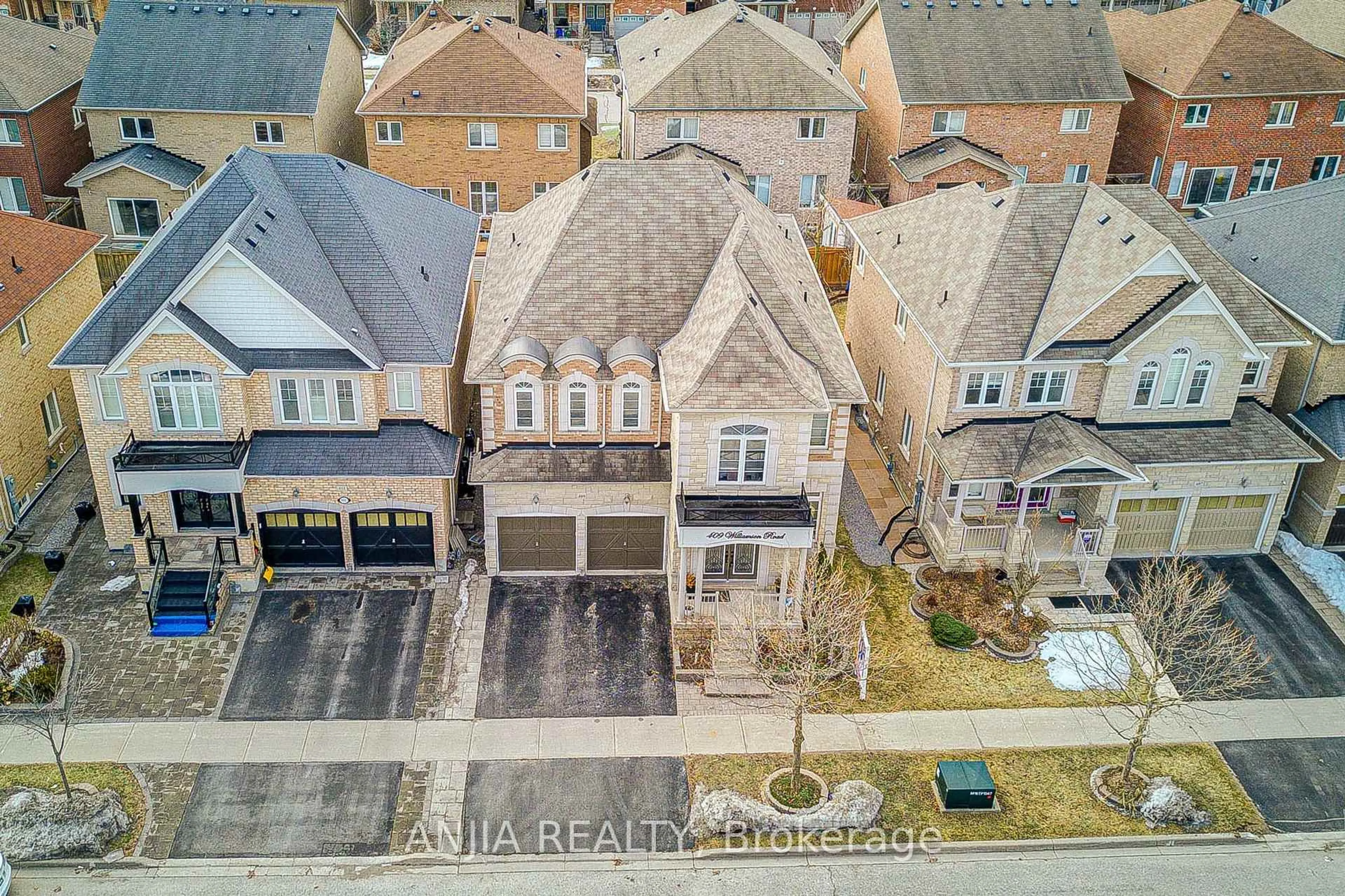 A pic from outside/outdoor area/front of a property/back of a property/a pic from drone, street for 409 Williamson Rd, Markham Ontario L6E 0K4