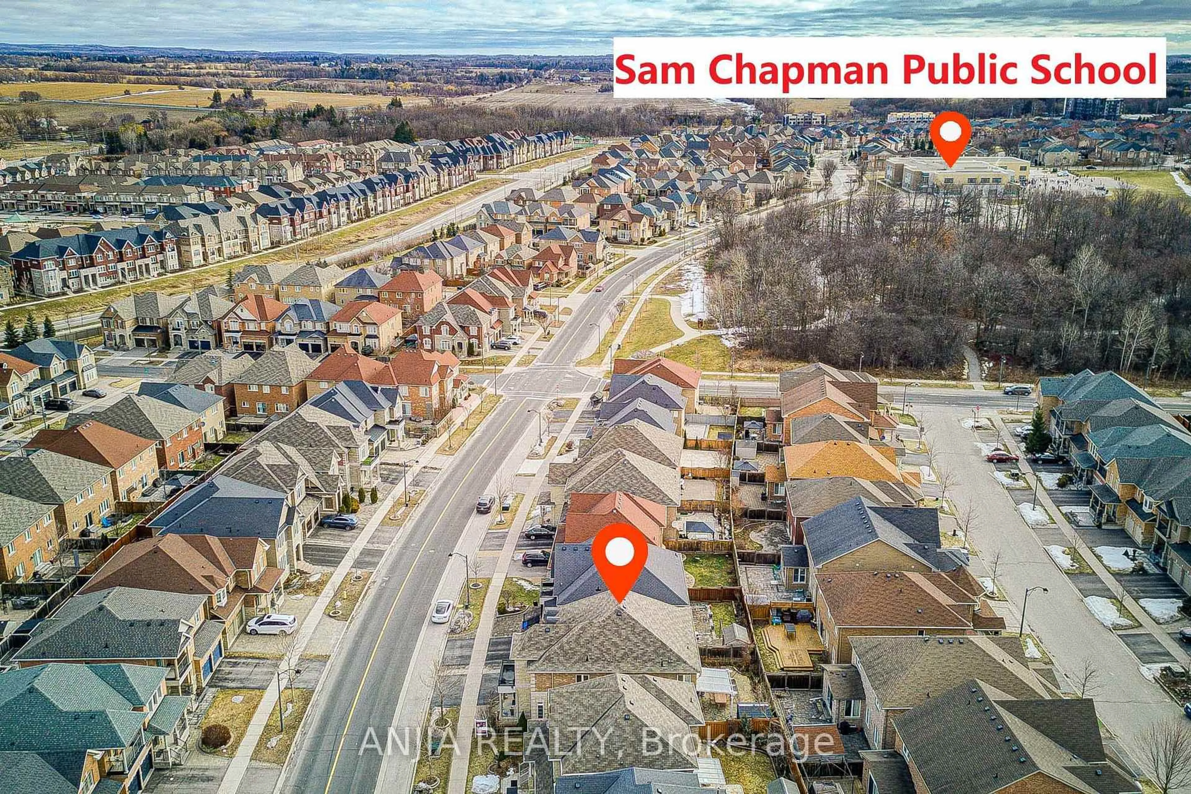 A pic from outside/outdoor area/front of a property/back of a property/a pic from drone, street for 409 Williamson Rd, Markham Ontario L6E 0K4