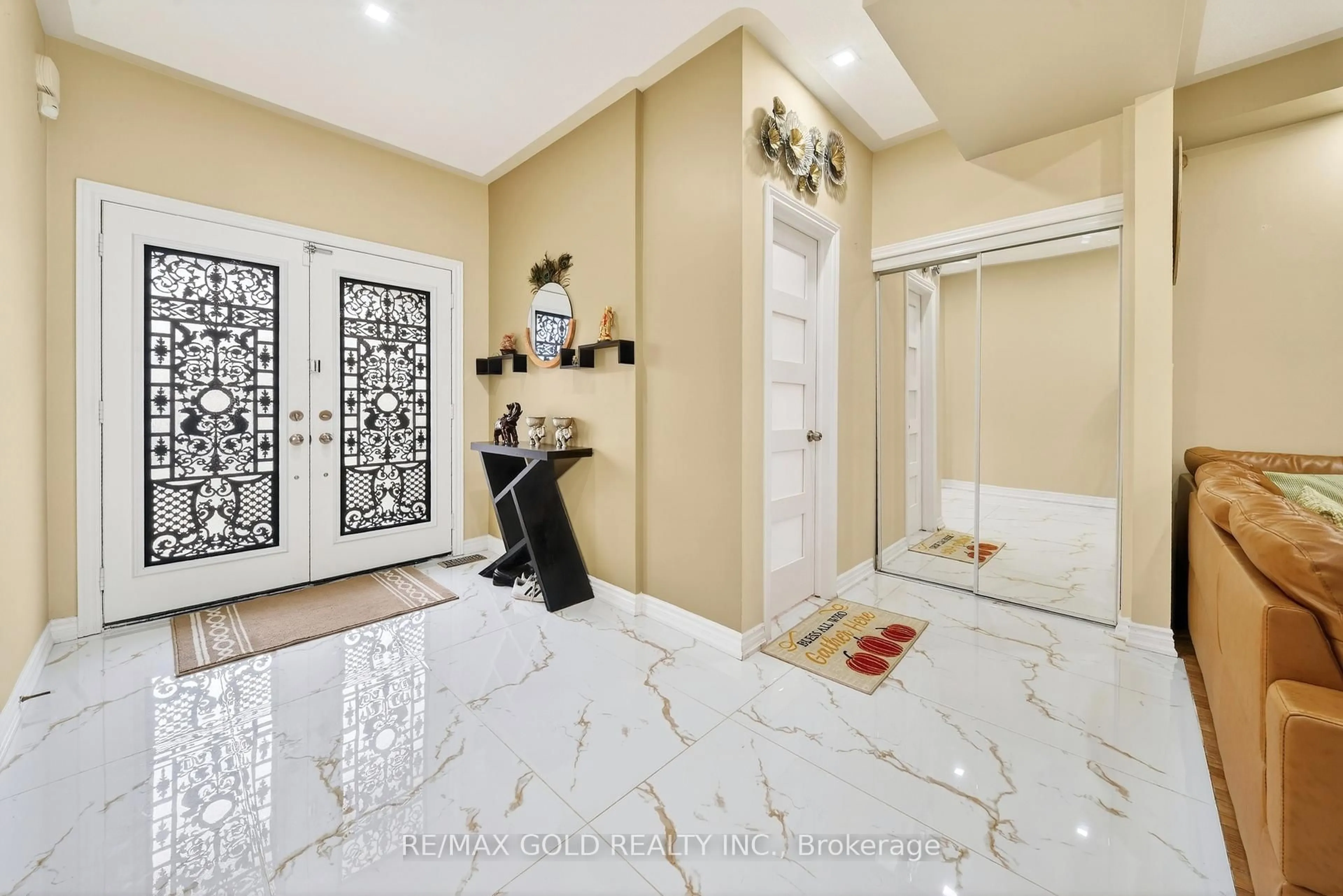 Indoor entryway for 161 Shephard Ave, New Tecumseth Ontario L9R 0J9