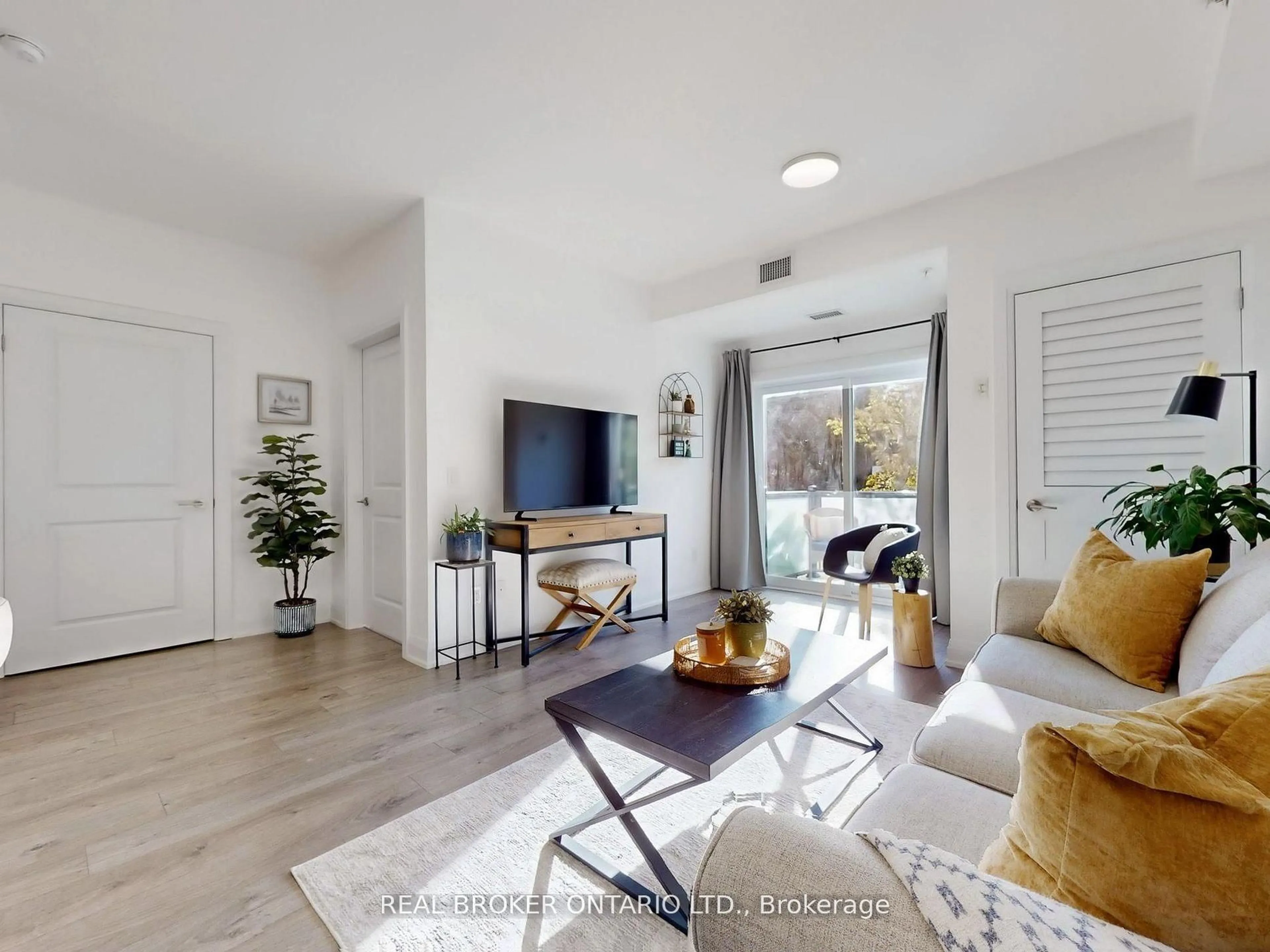 Living room with furniture, unknown for 481 Rupert Ave #122, Whitchurch-Stouffville Ontario L4A 1Y7