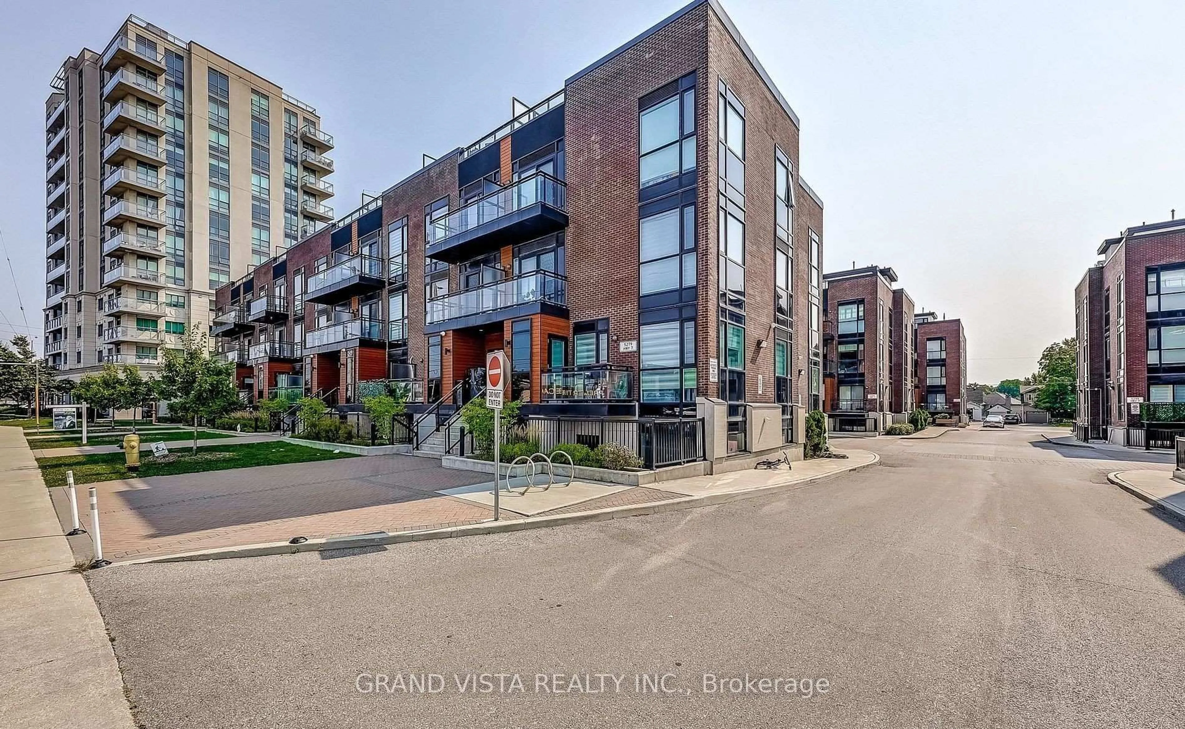 Patio, street for 5279 Highway 7 #B602, Vaughan Ontario L4L 0J1