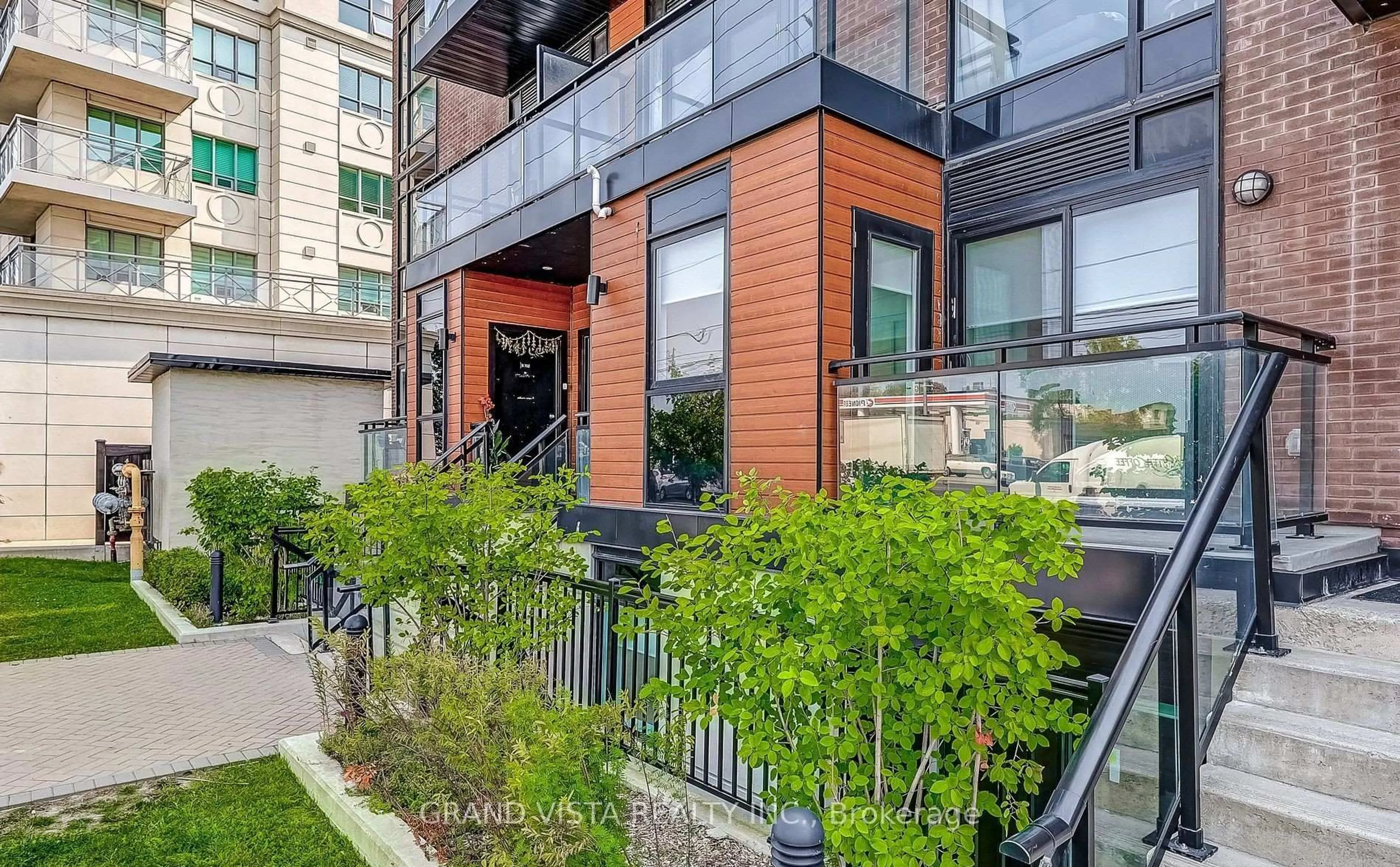 Patio, street for 5279 Highway 7 #B602, Vaughan Ontario L4L 0J1