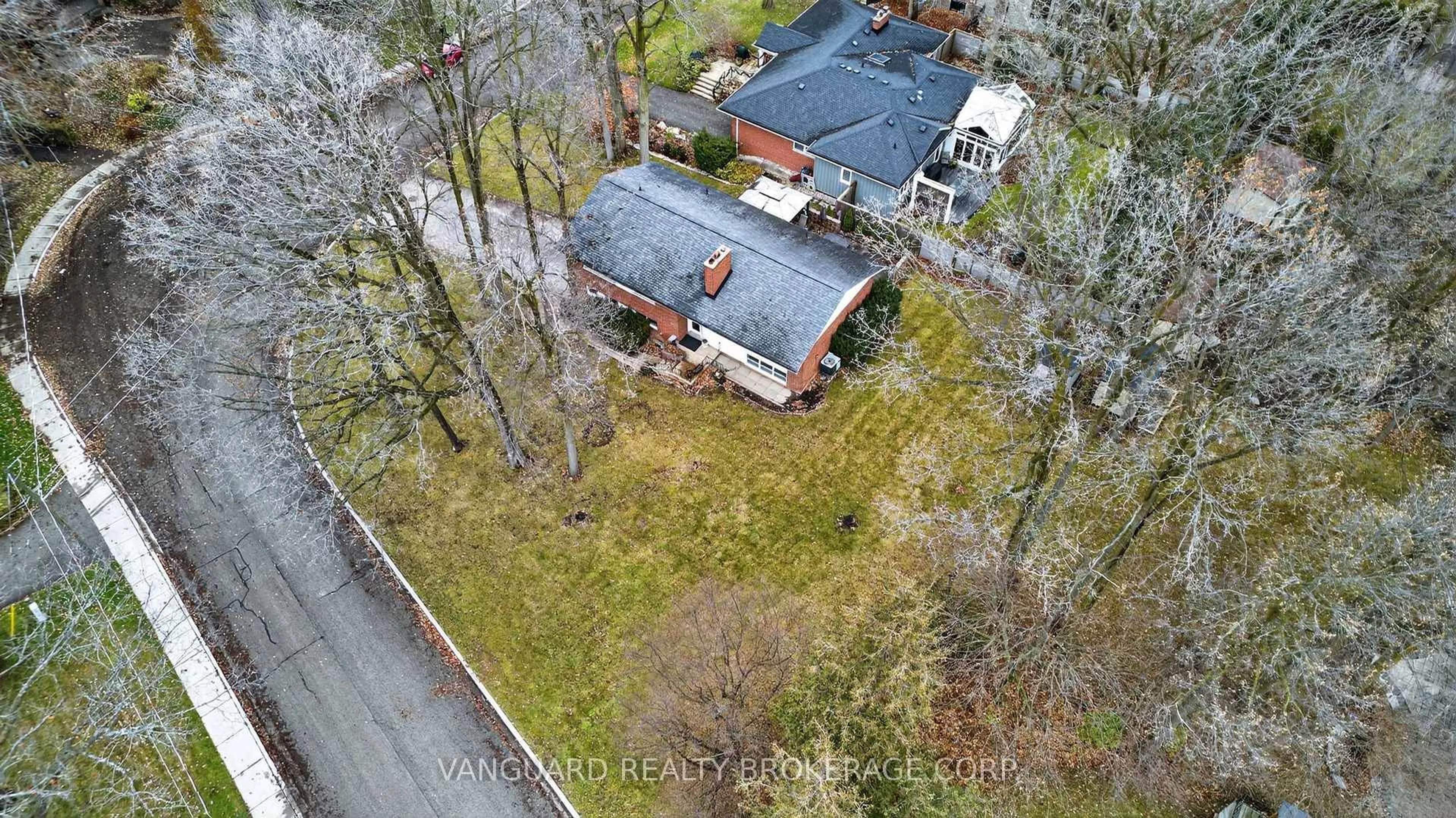 A pic from outside/outdoor area/front of a property/back of a property/a pic from drone, street for 142 Beechwood Cres, Newmarket Ontario L3Y 1W3