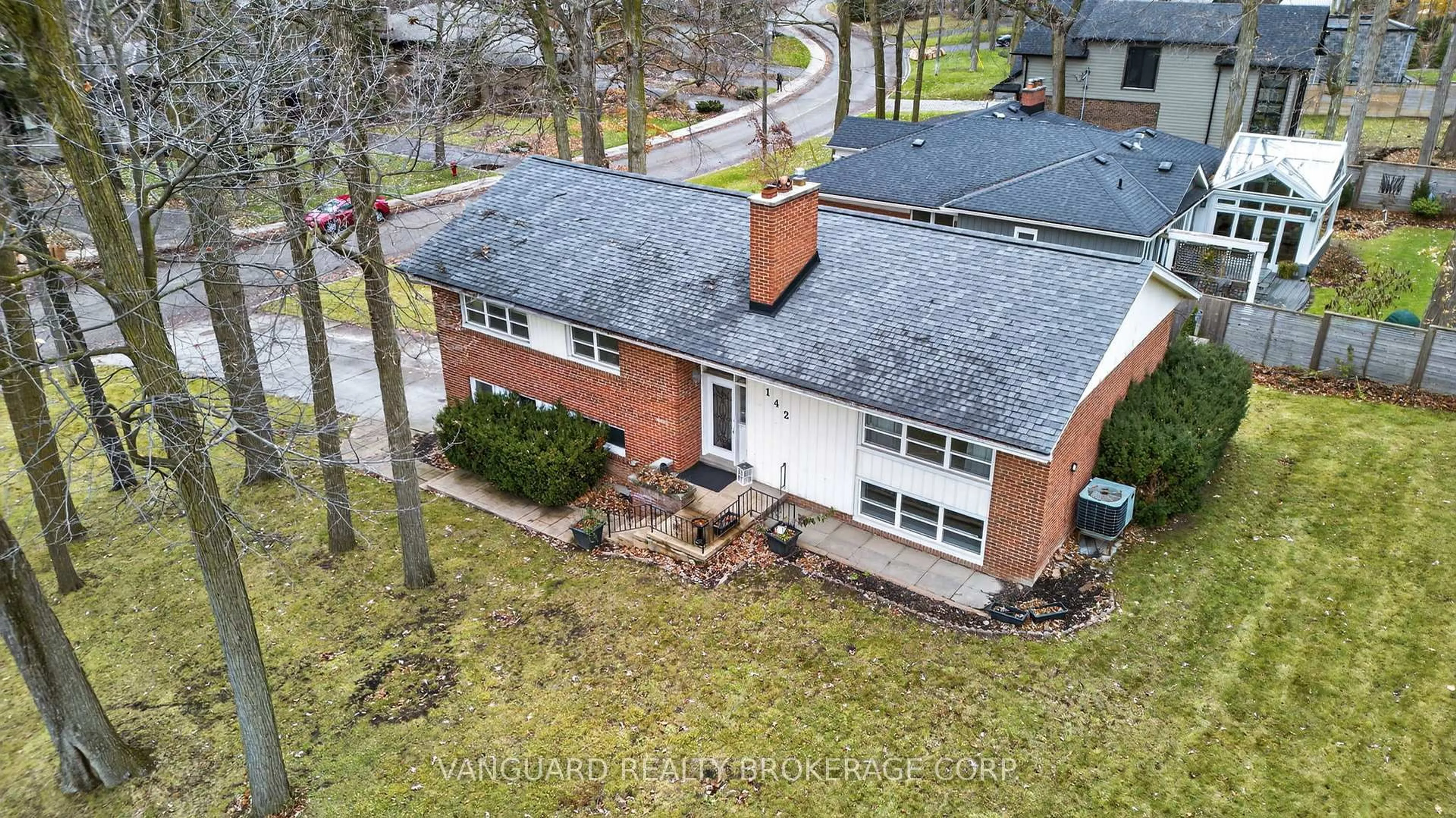 A pic from outside/outdoor area/front of a property/back of a property/a pic from drone, unknown for 142 Beechwood Cres, Newmarket Ontario L3Y 1W3