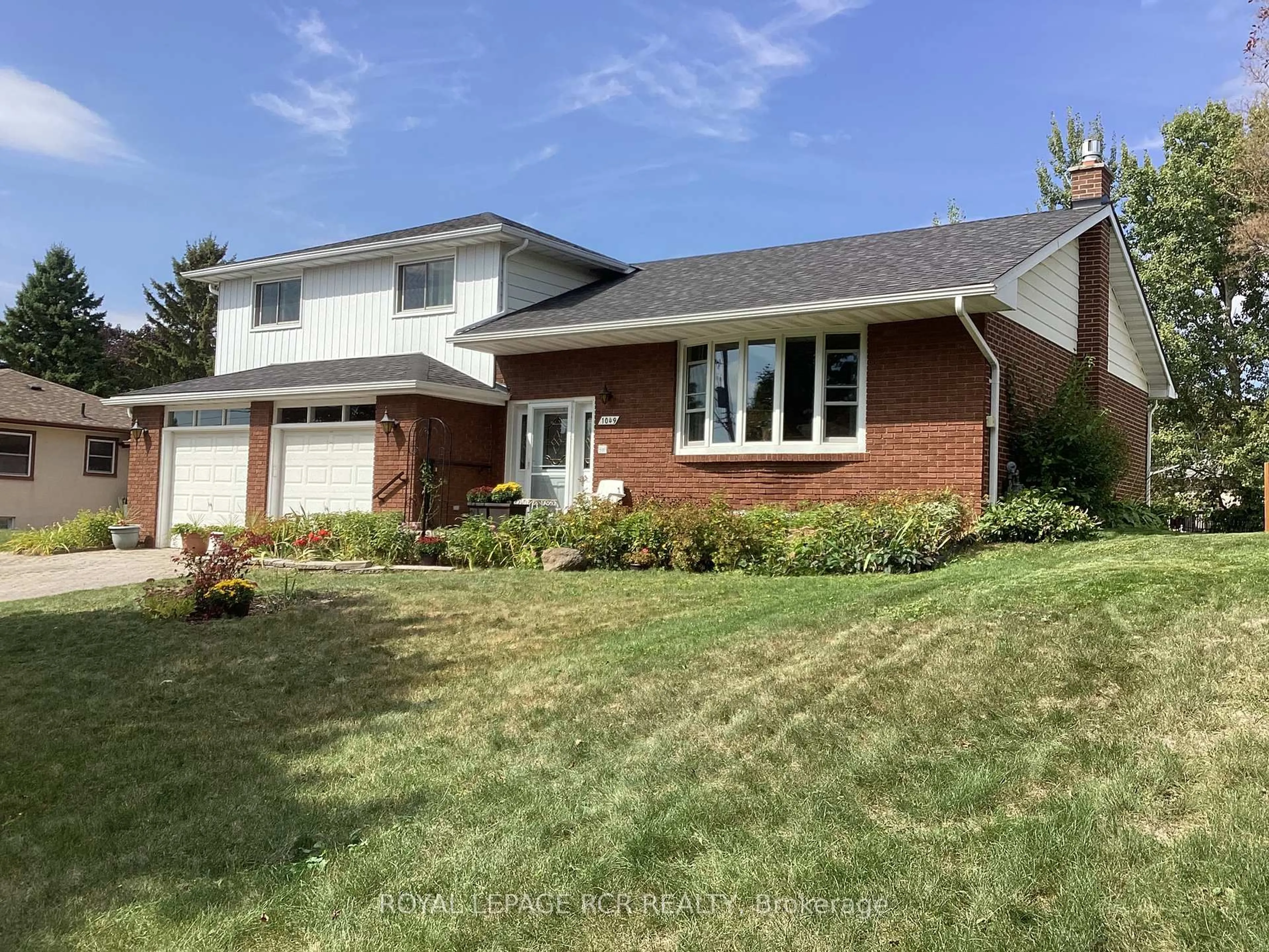 Home with brick exterior material, street for 1049 Elgin St, Newmarket Ontario L3Y 3C3