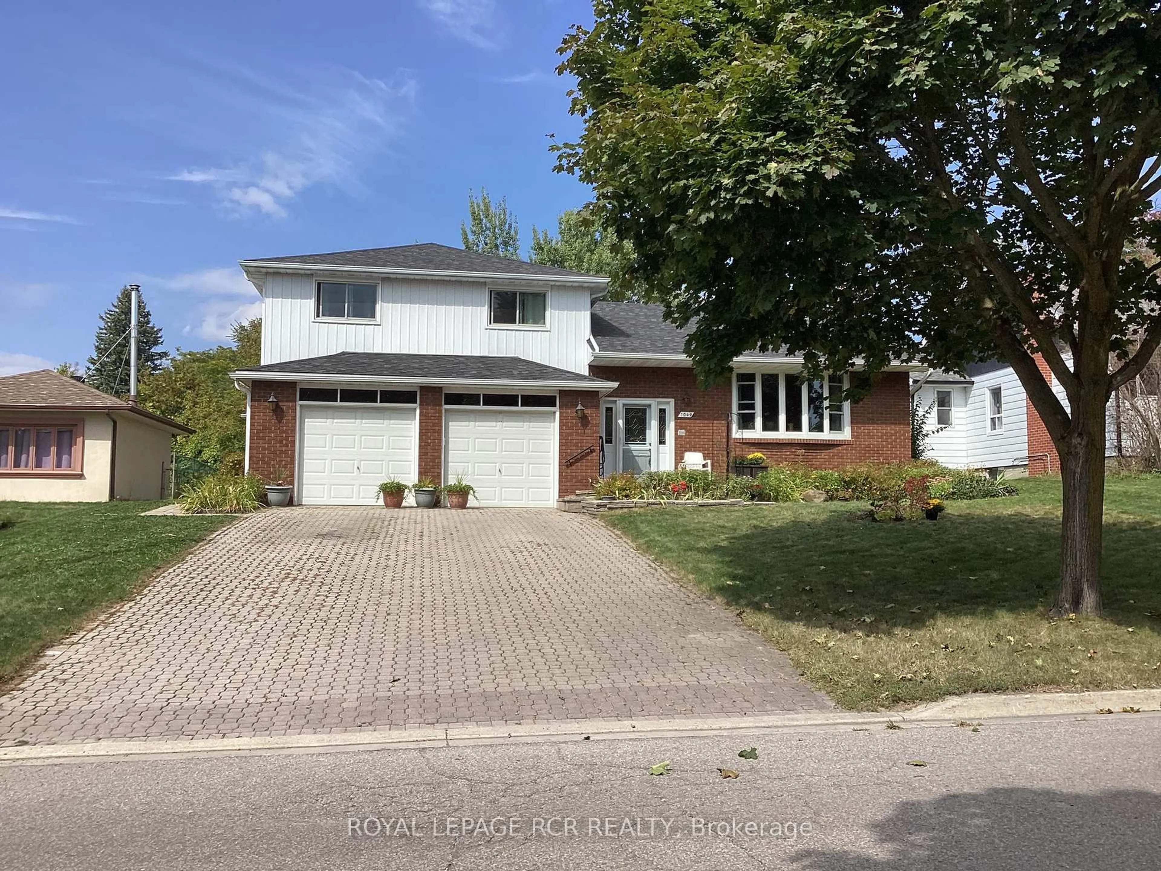 Home with brick exterior material, street for 1049 Elgin St, Newmarket Ontario L3Y 3C3
