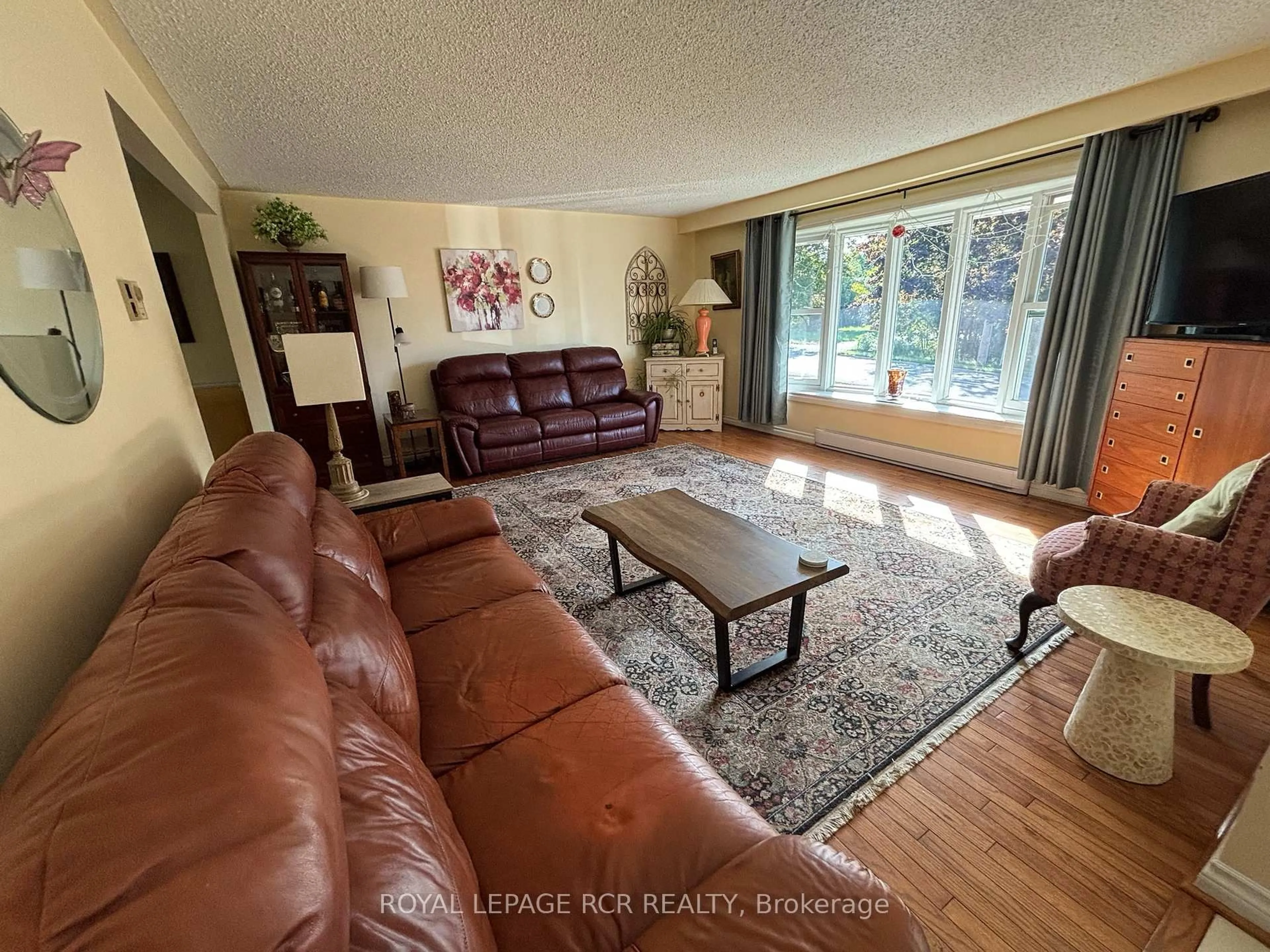 Living room with furniture, unknown for 1049 Elgin St, Newmarket Ontario L3Y 3C3