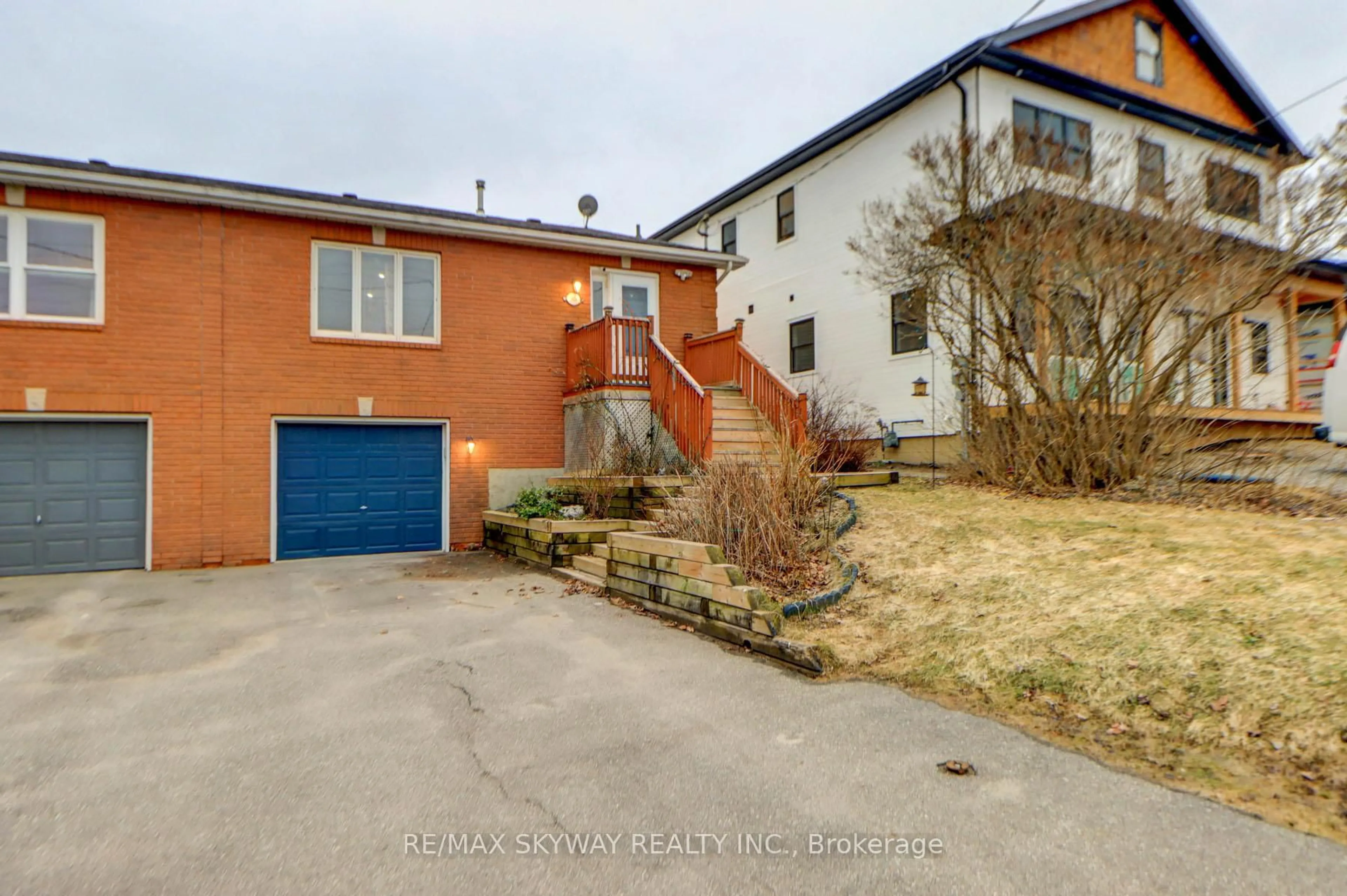 A pic from outside/outdoor area/front of a property/back of a property/a pic from drone, street for 282B Brock St, Uxbridge Ontario L9P 1G1