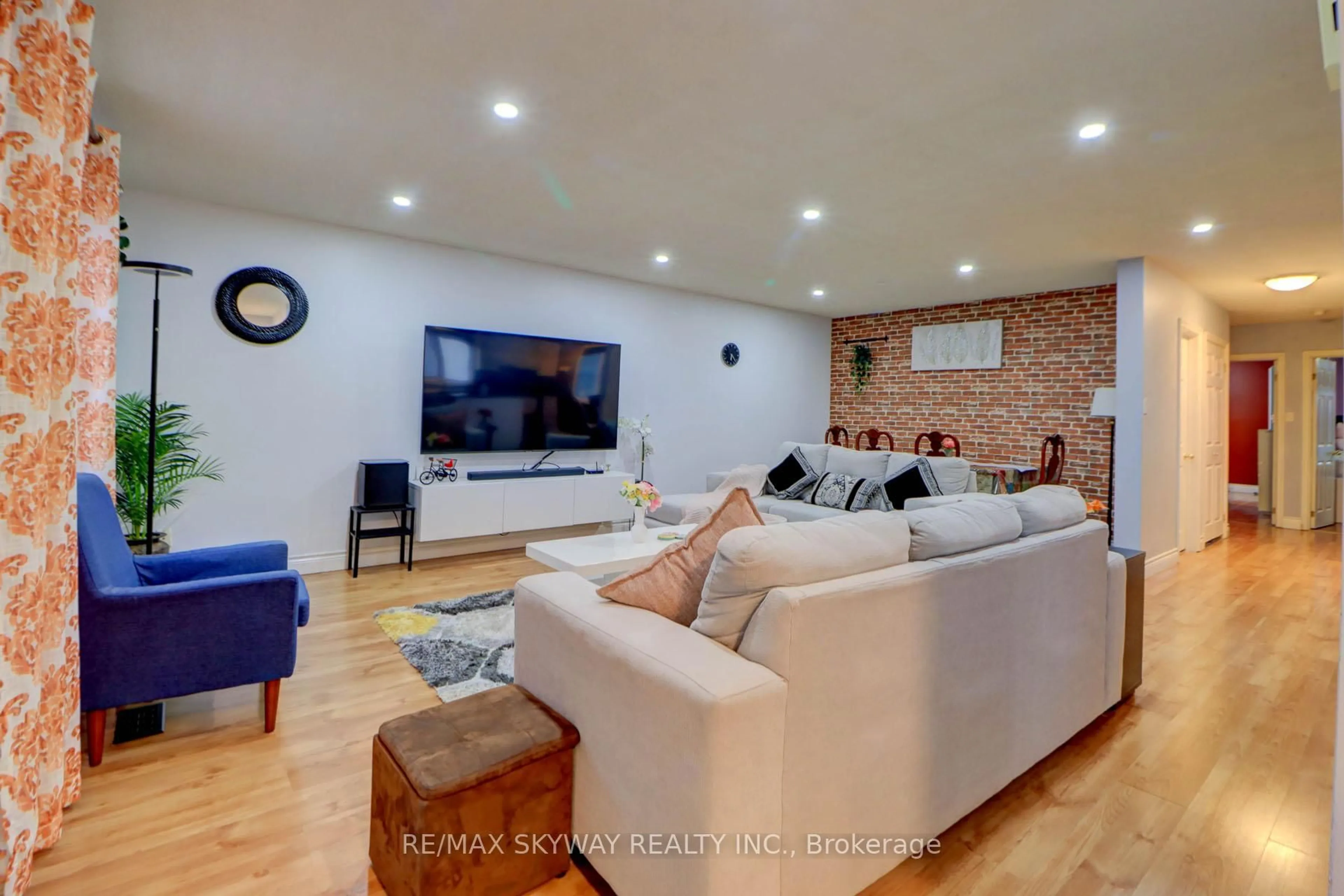 Living room with furniture, unknown for 282B Brock St, Uxbridge Ontario L9P 1G1