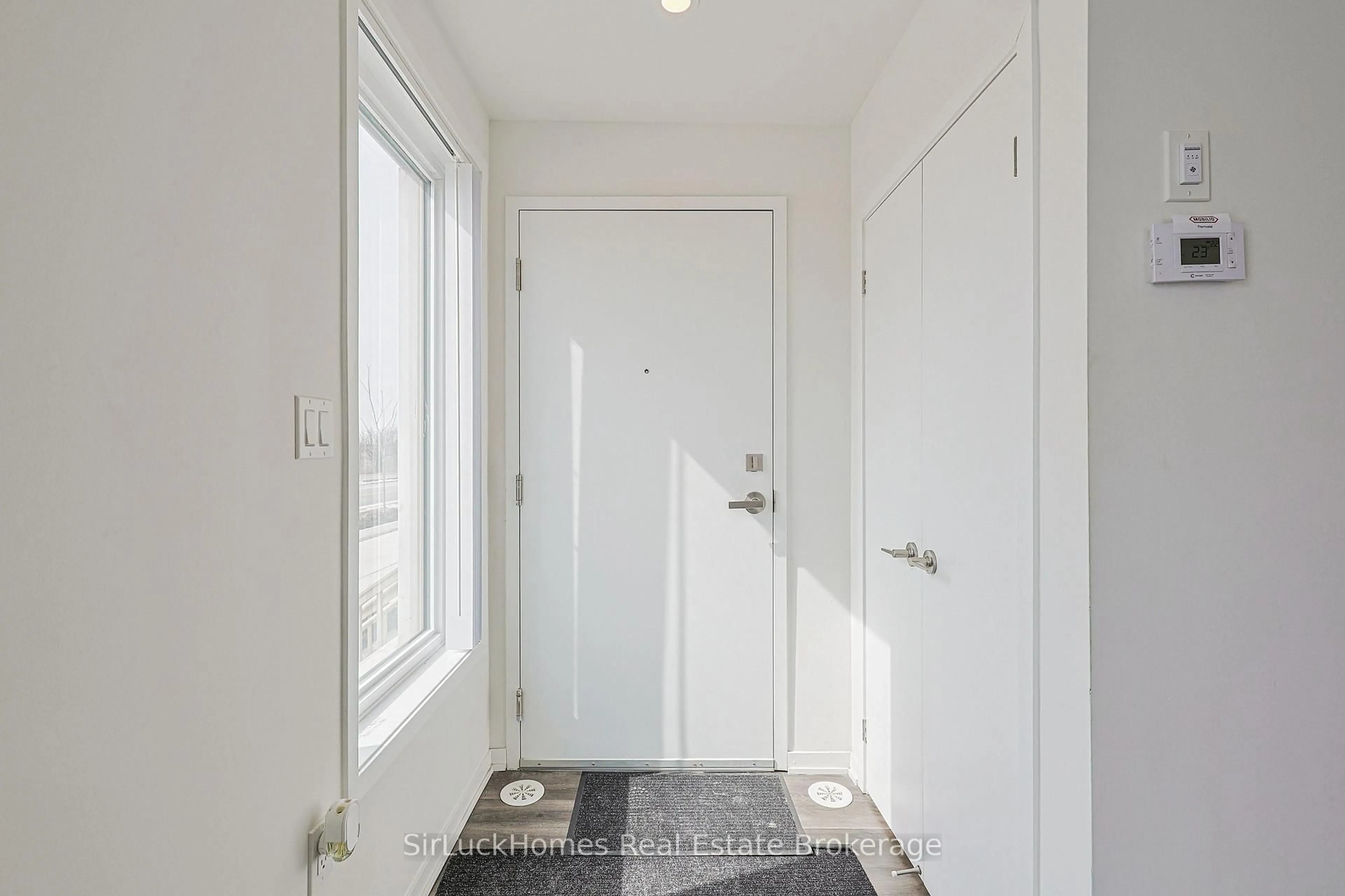 Indoor entryway for 100 Honeycrisp Cres #342, Vaughan Ontario L4K 0N7
