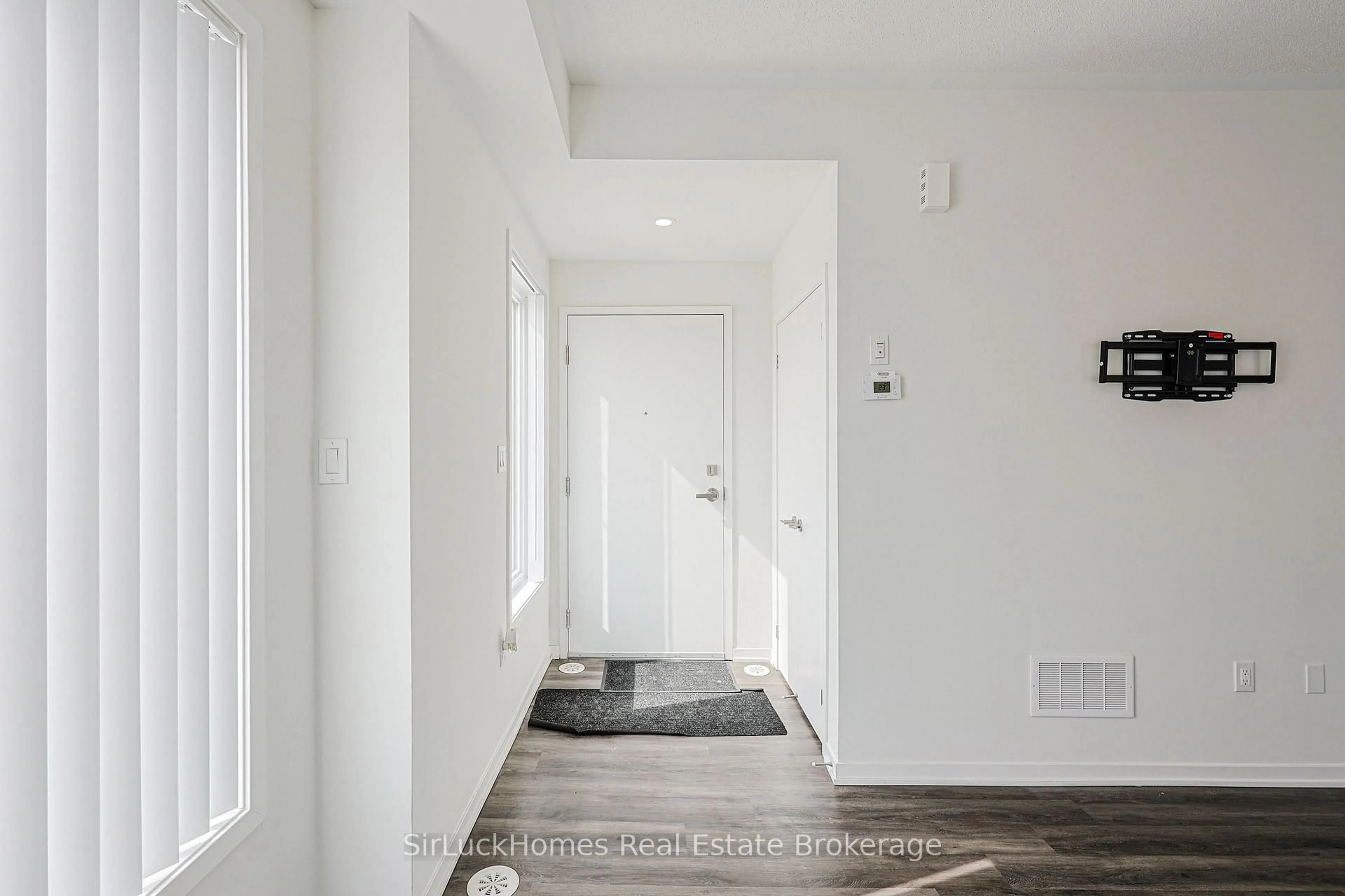 Indoor entryway for 100 Honeycrisp Cres #342, Vaughan Ontario L4K 0N7