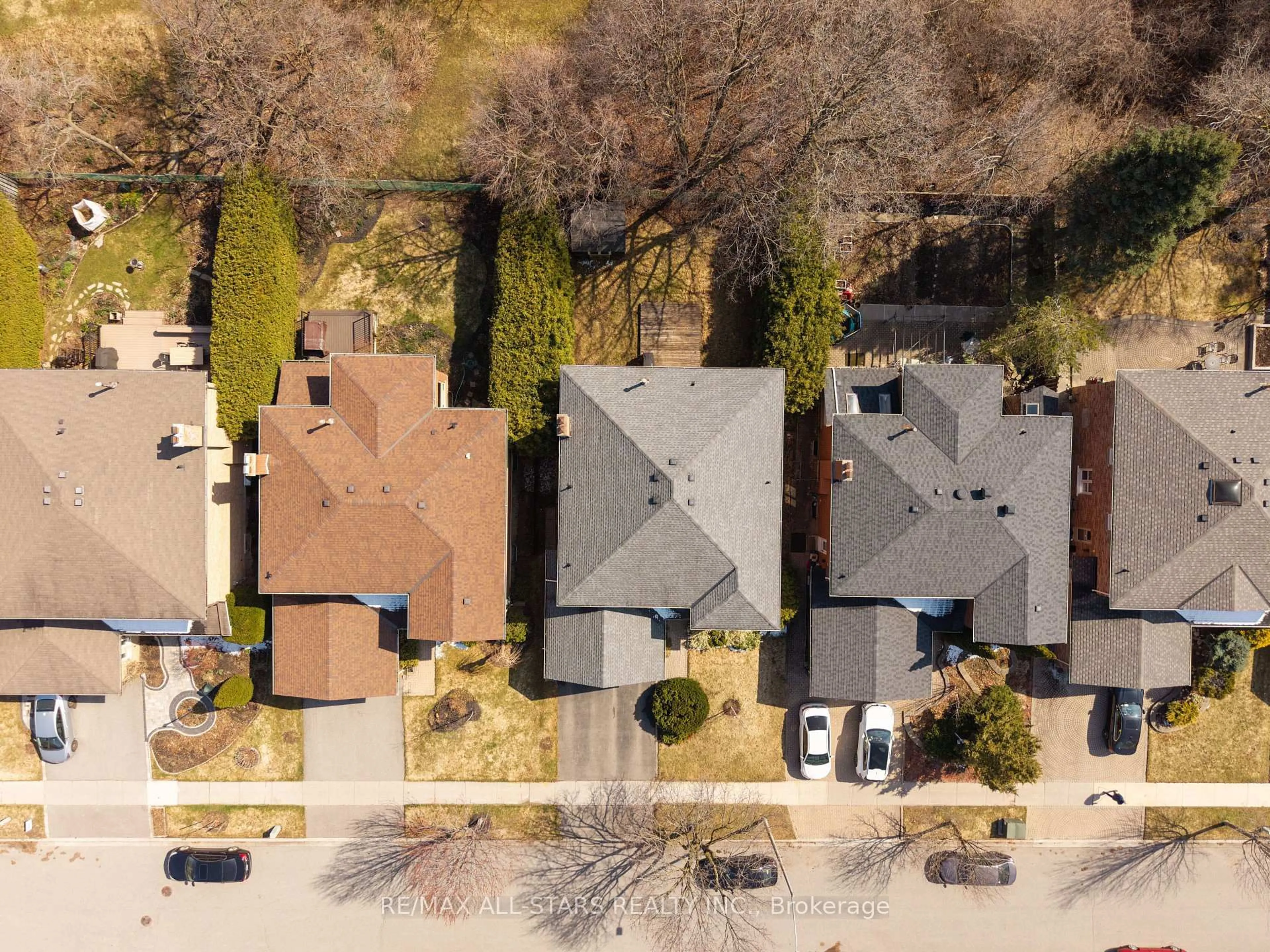 A pic from outside/outdoor area/front of a property/back of a property/a pic from drone, street for 53 Smithy St, Markham Ontario L3P 6M7