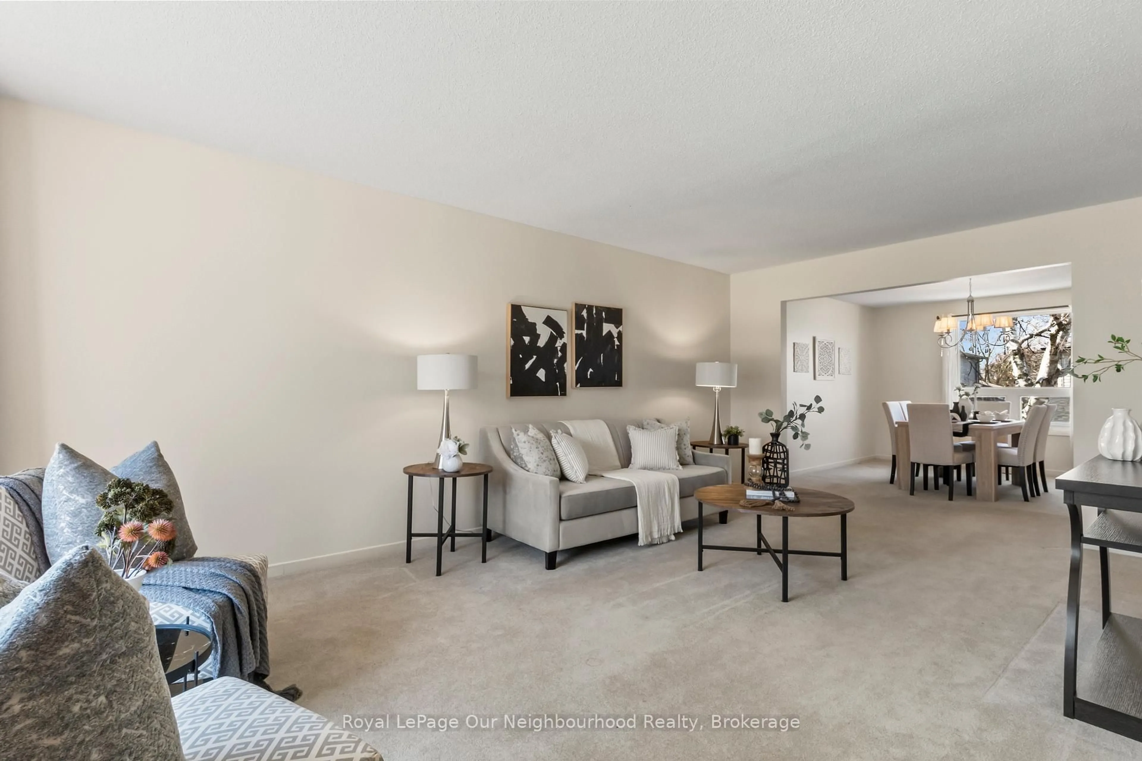 Living room with furniture, carpet floor for 94 Howlett Ave, Newmarket Ontario L3Y 5S5