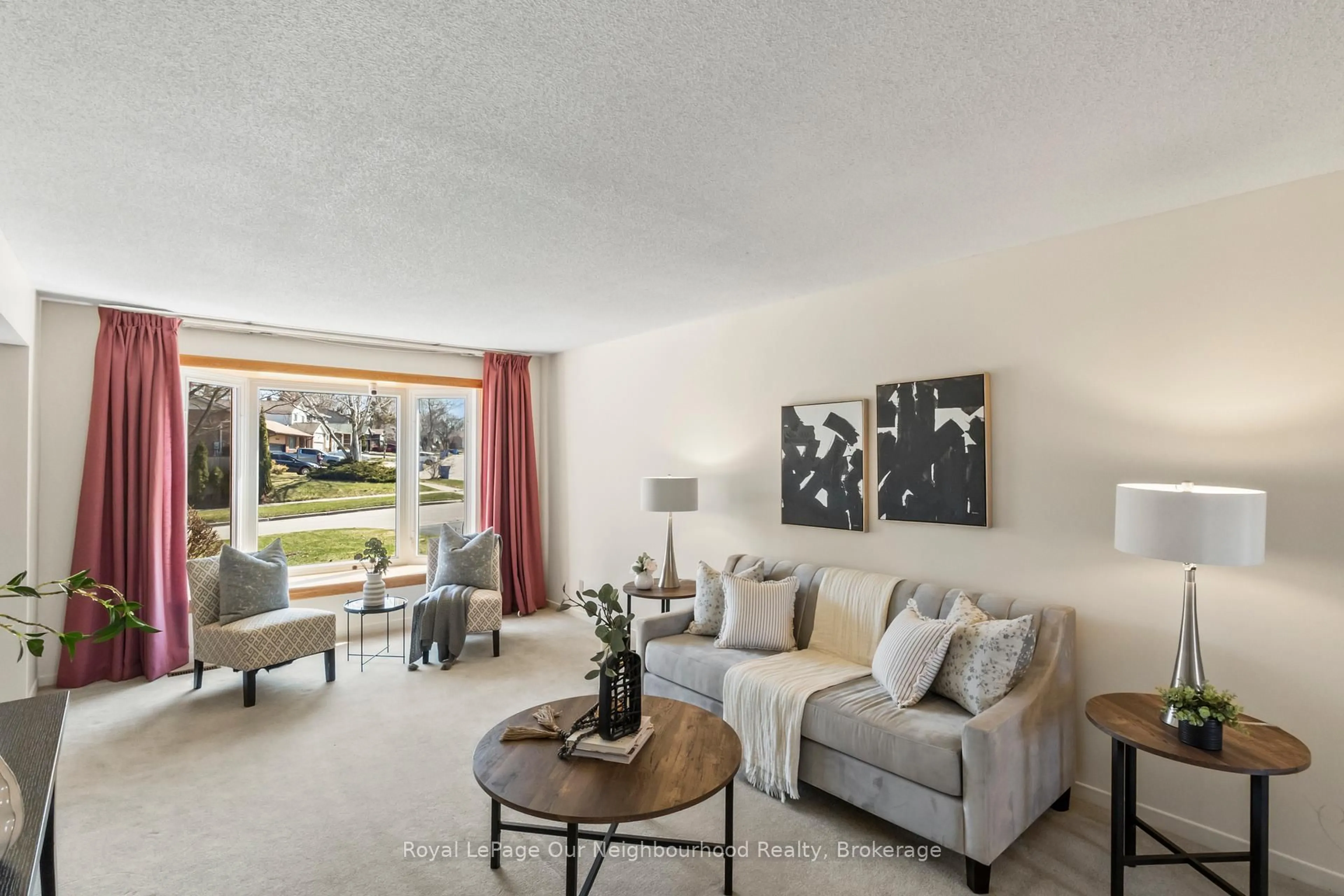 Living room with furniture, unknown for 94 Howlett Ave, Newmarket Ontario L3Y 5S5