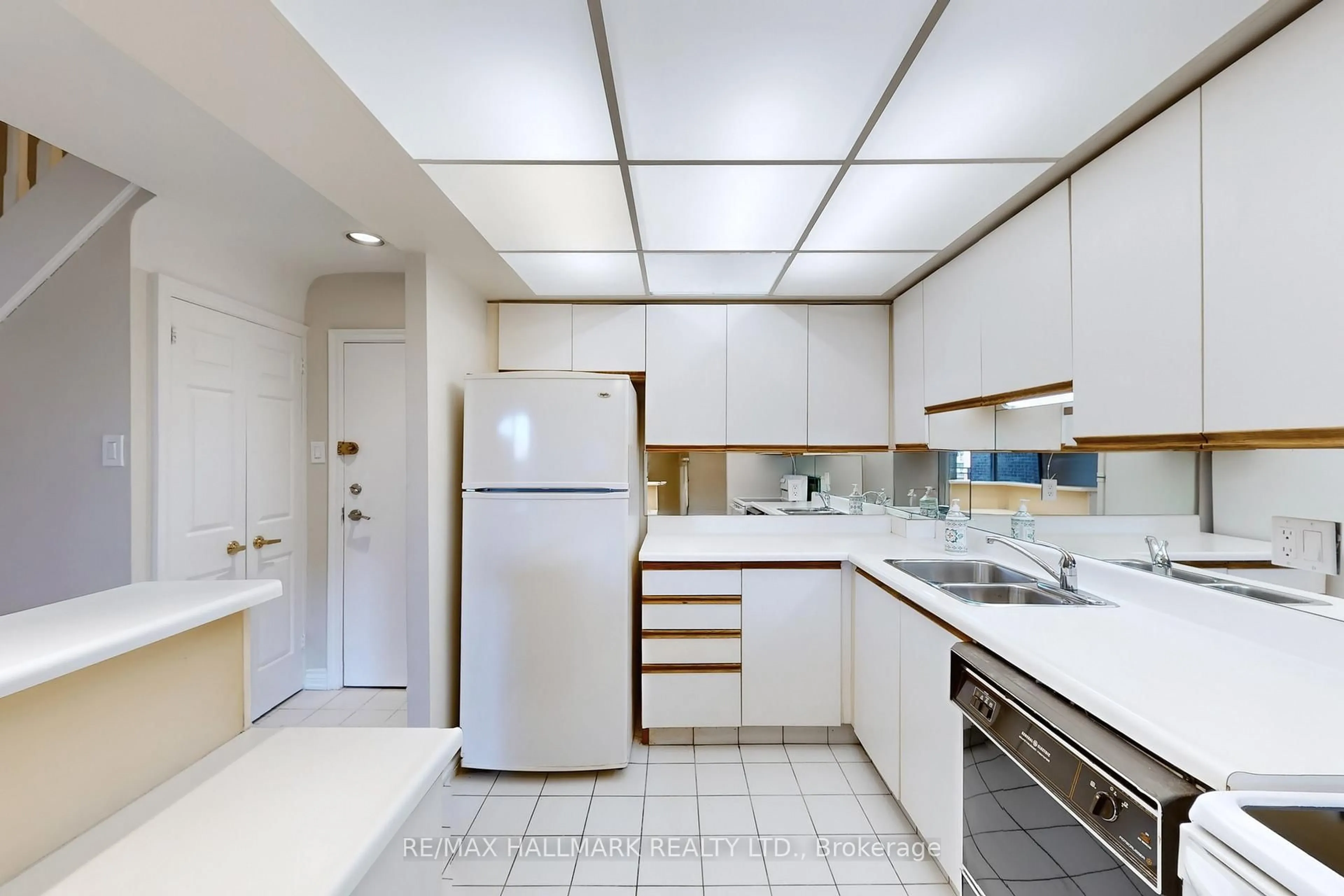 Standard kitchen, ceramic/tile floor for 16 Elgin St #316, Markham Ontario L3T 4T4