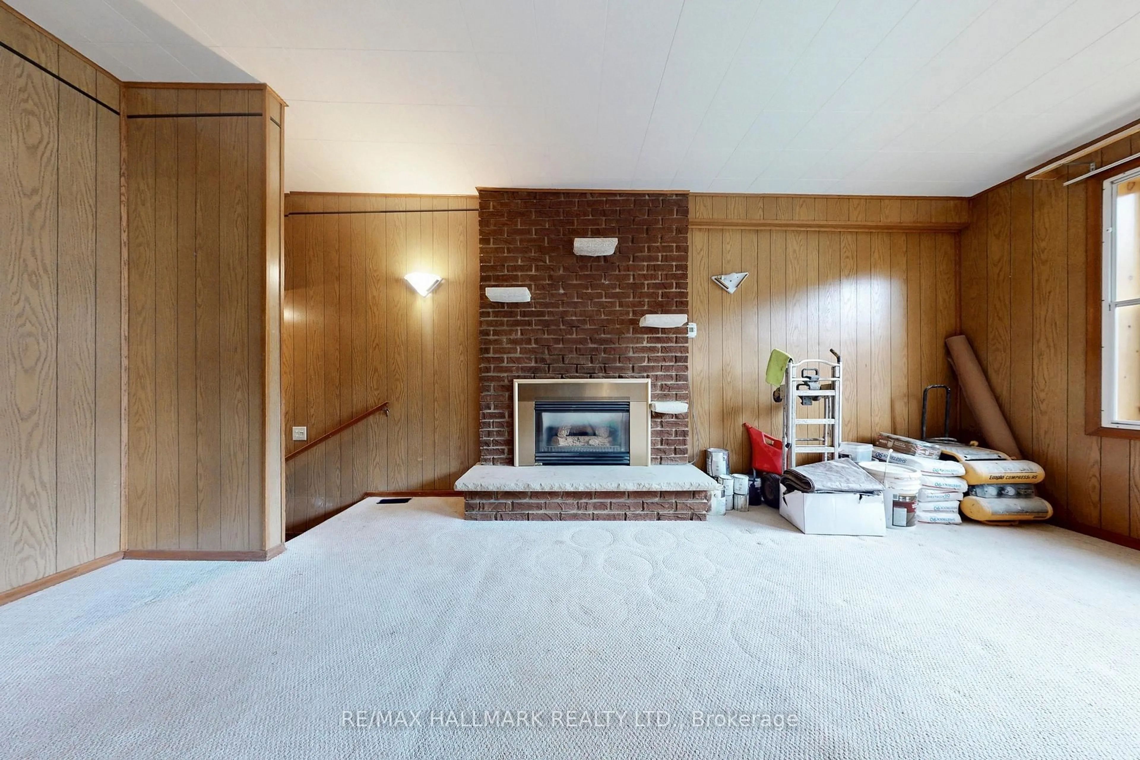 Indoor foyer for 63 Oxford St, Richmond Hill Ontario L4C 4L6