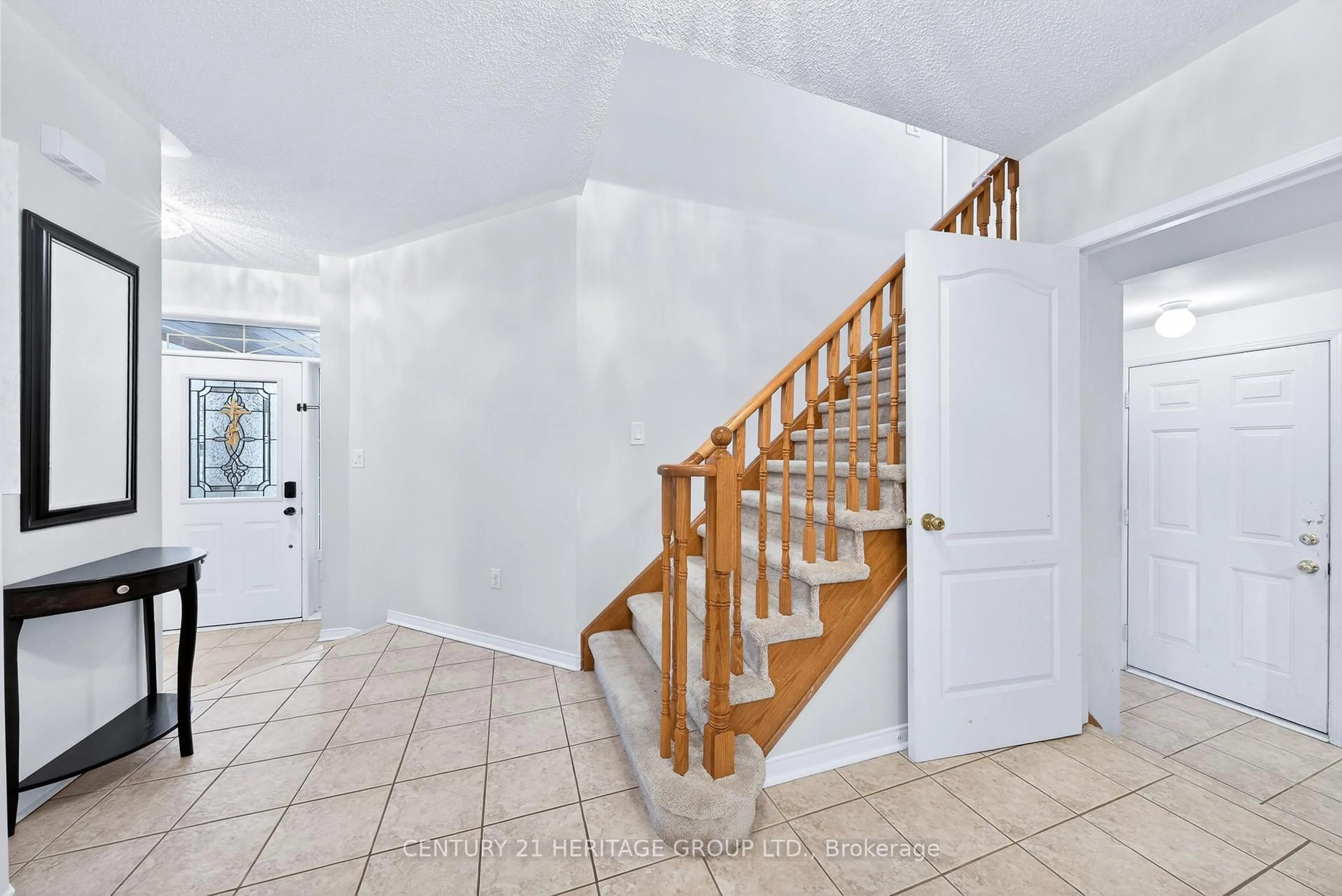 Indoor foyer for 489 Menczel Cres, Newmarket Ontario L3X 2P6