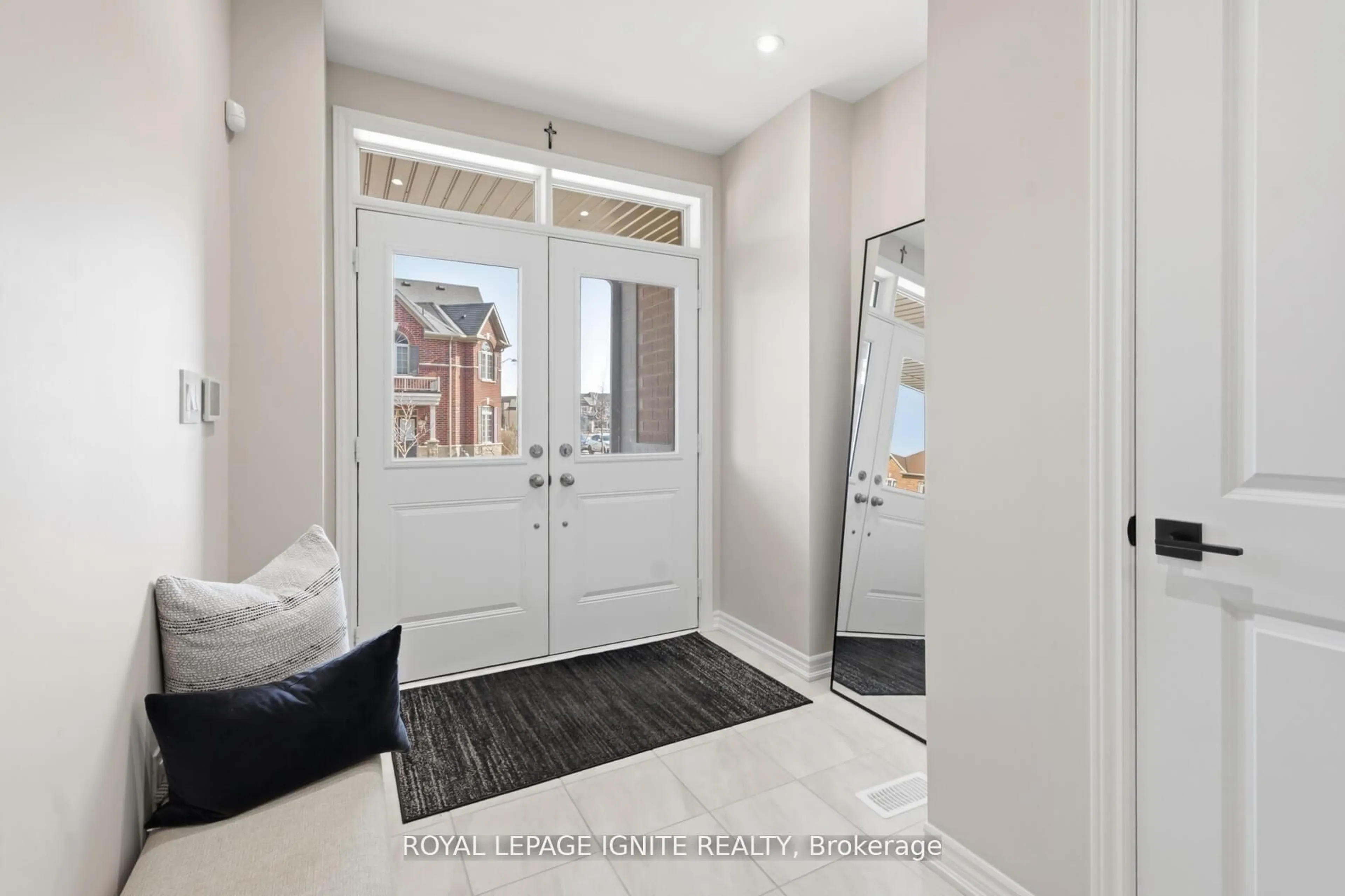 Indoor entryway for 255 Moody Dr, Vaughan Ontario L4H 5G2