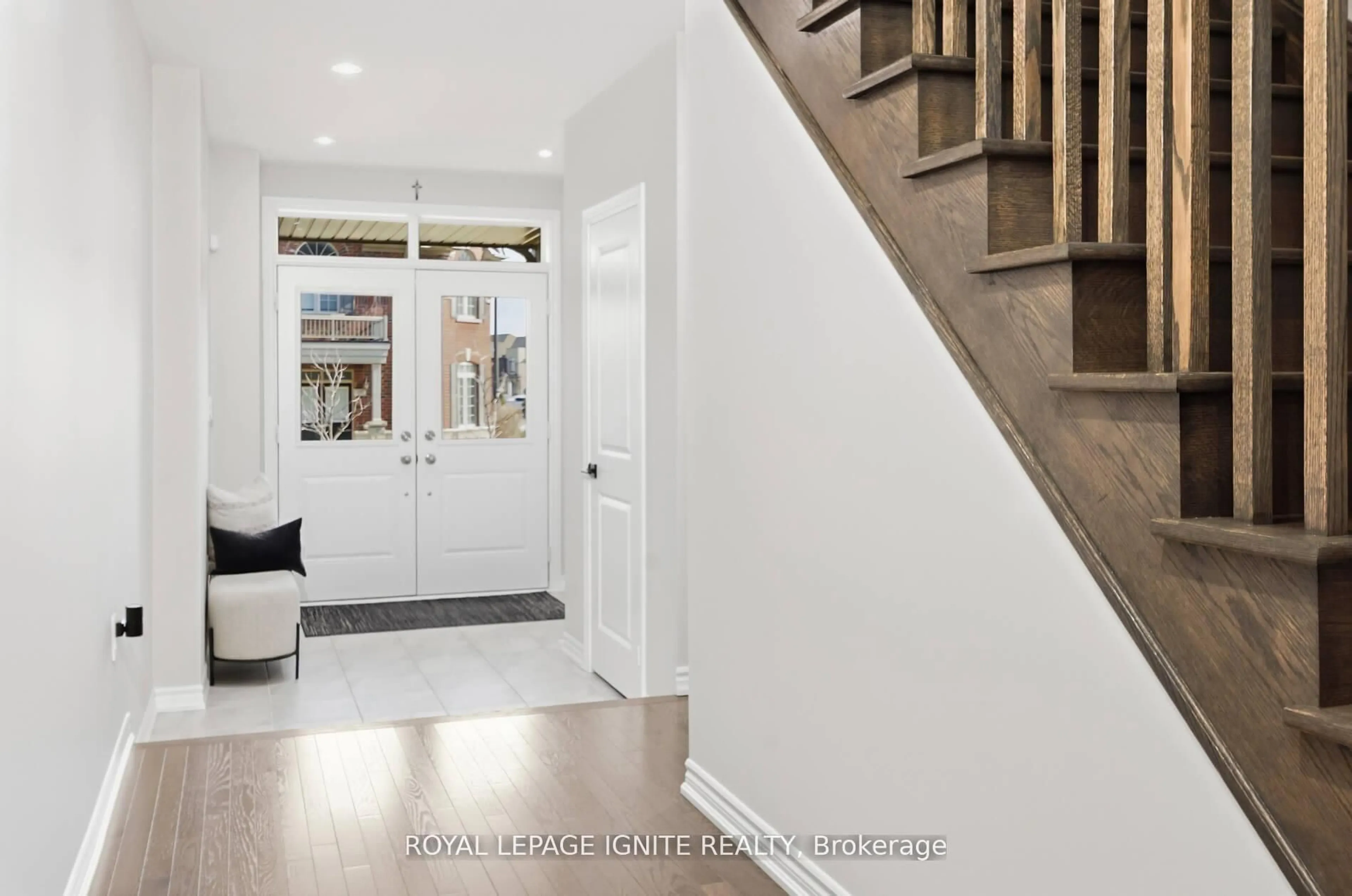 Indoor entryway for 255 Moody Dr, Vaughan Ontario L4H 5G2