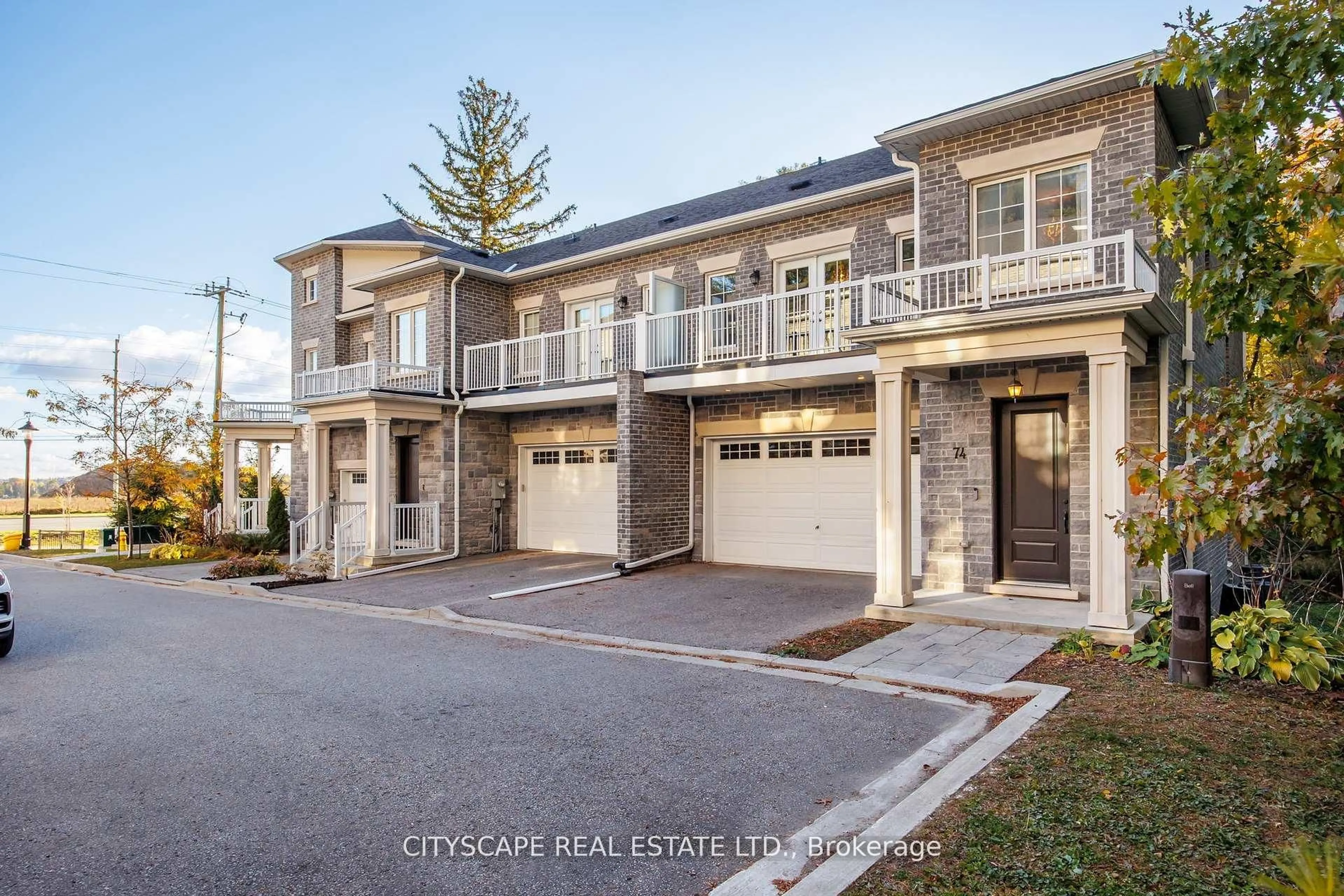 A pic from outside/outdoor area/front of a property/back of a property/a pic from drone, street for 74 Old Bloomington Rd, Aurora Ontario L4G 0M2