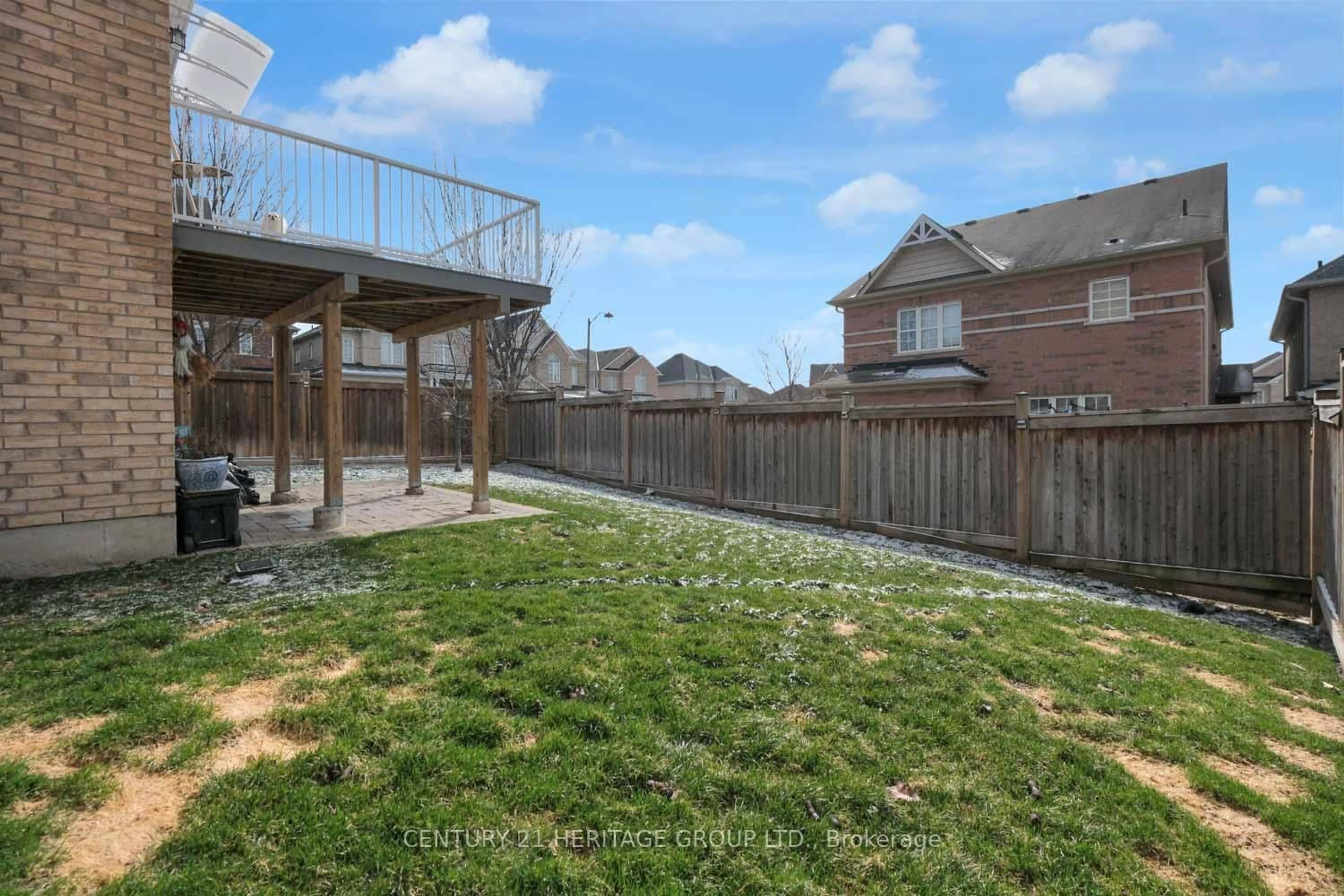 Patio, street for 13 Herefordshire Cres, Newmarket Ontario L9N 0B7