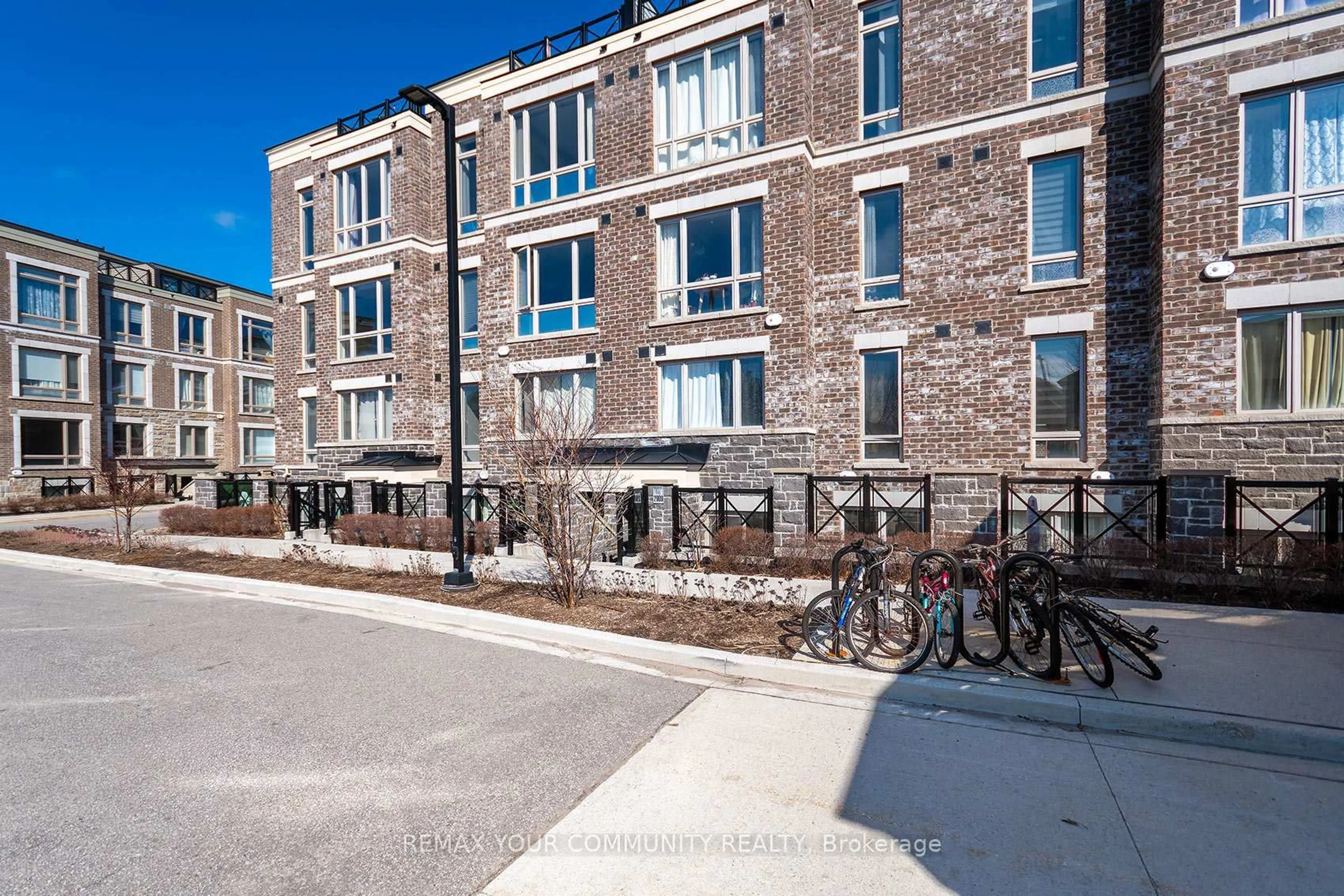 A pic from outside/outdoor area/front of a property/back of a property/a pic from drone, street for 15 Westmeath Lane #2909, Markham Ontario L6B 1N5