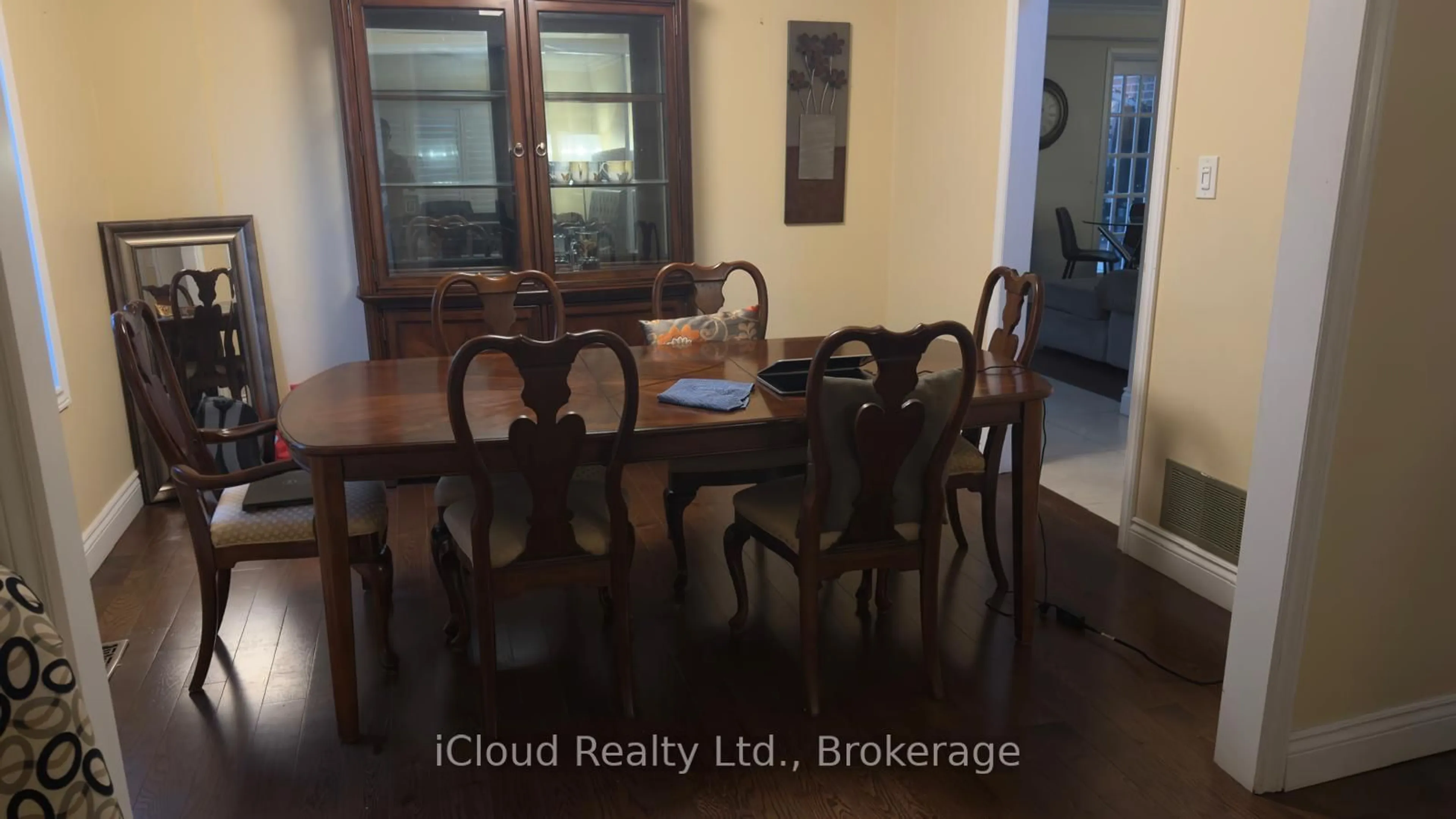 Dining room, wood/laminate floor for 14 Mintleaf Gate, Markham Ontario L3P 5X4