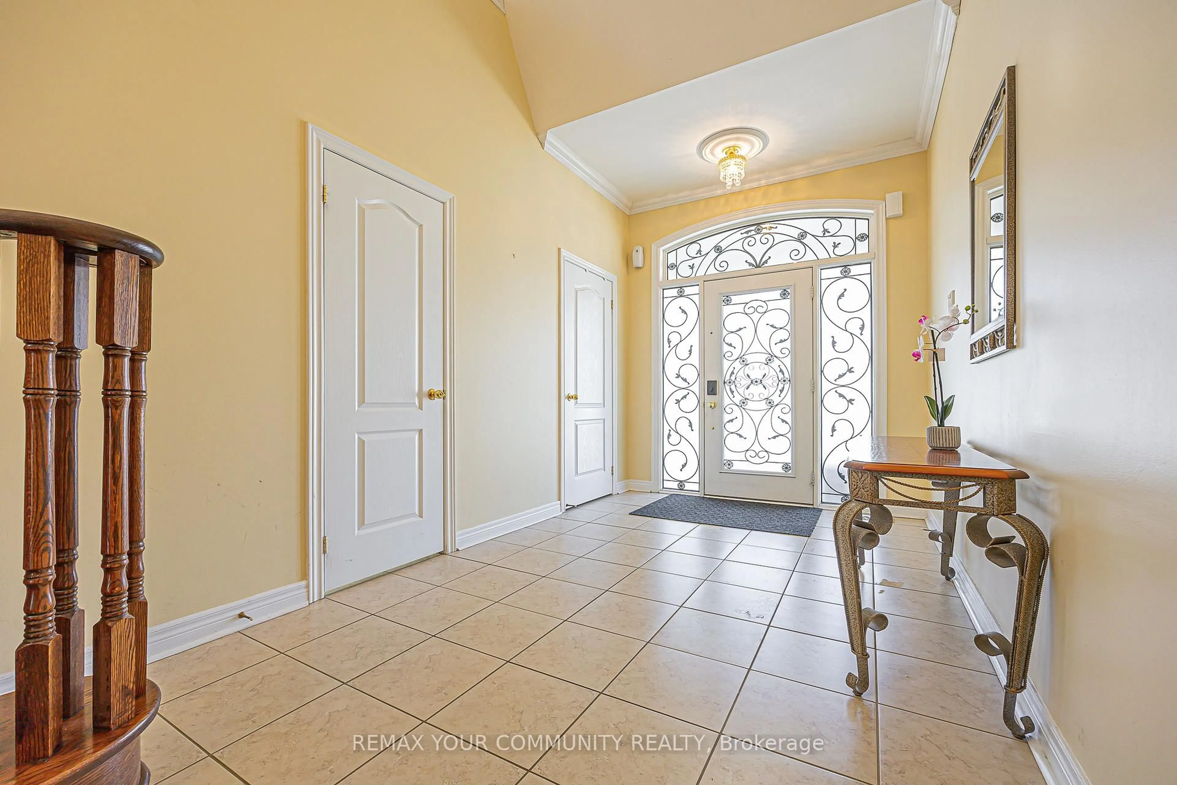 Indoor entryway for 193 Maurier Blvd, Vaughan Ontario L6A 0V2