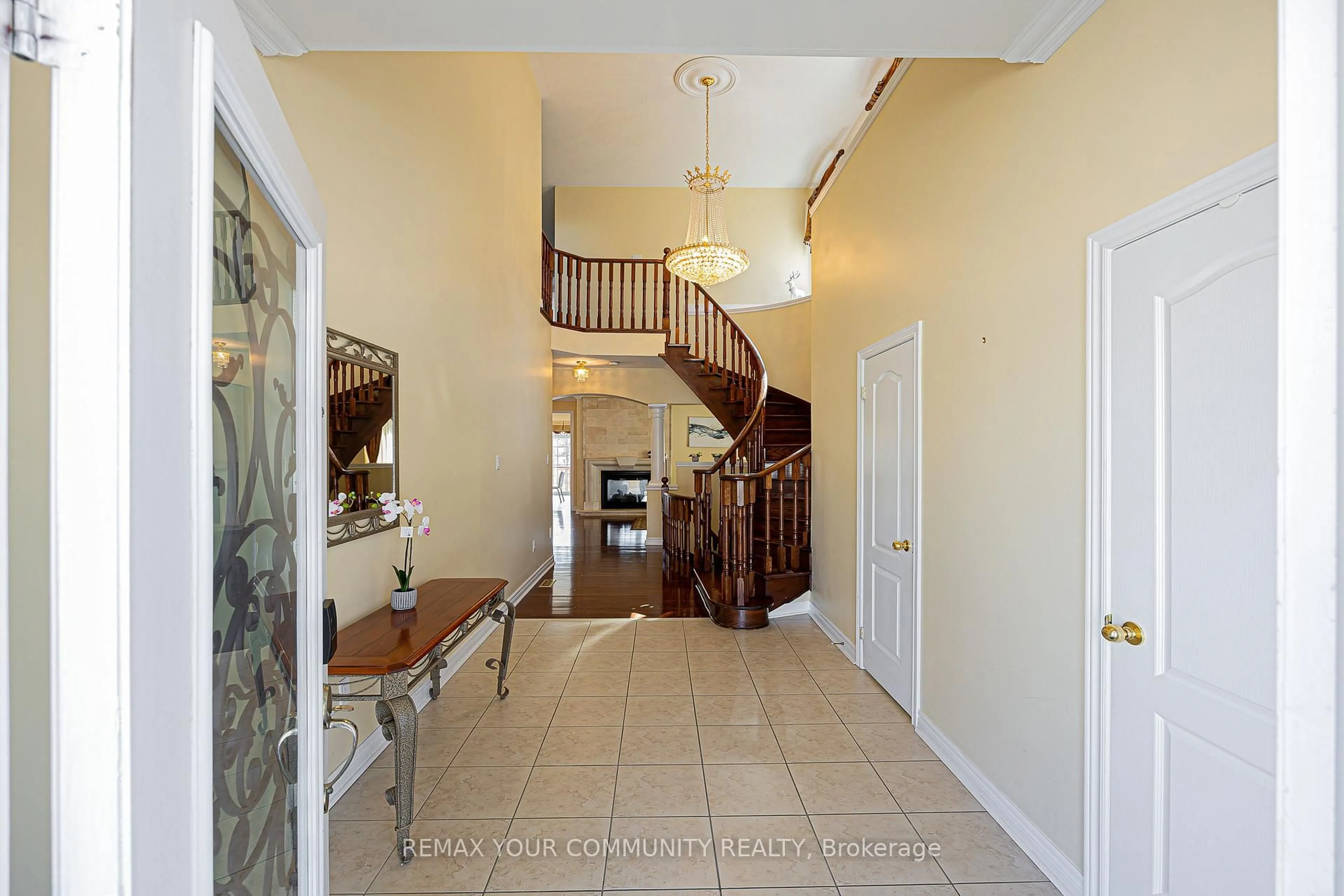 Indoor foyer for 193 Maurier Blvd, Vaughan Ontario L6A 0V2