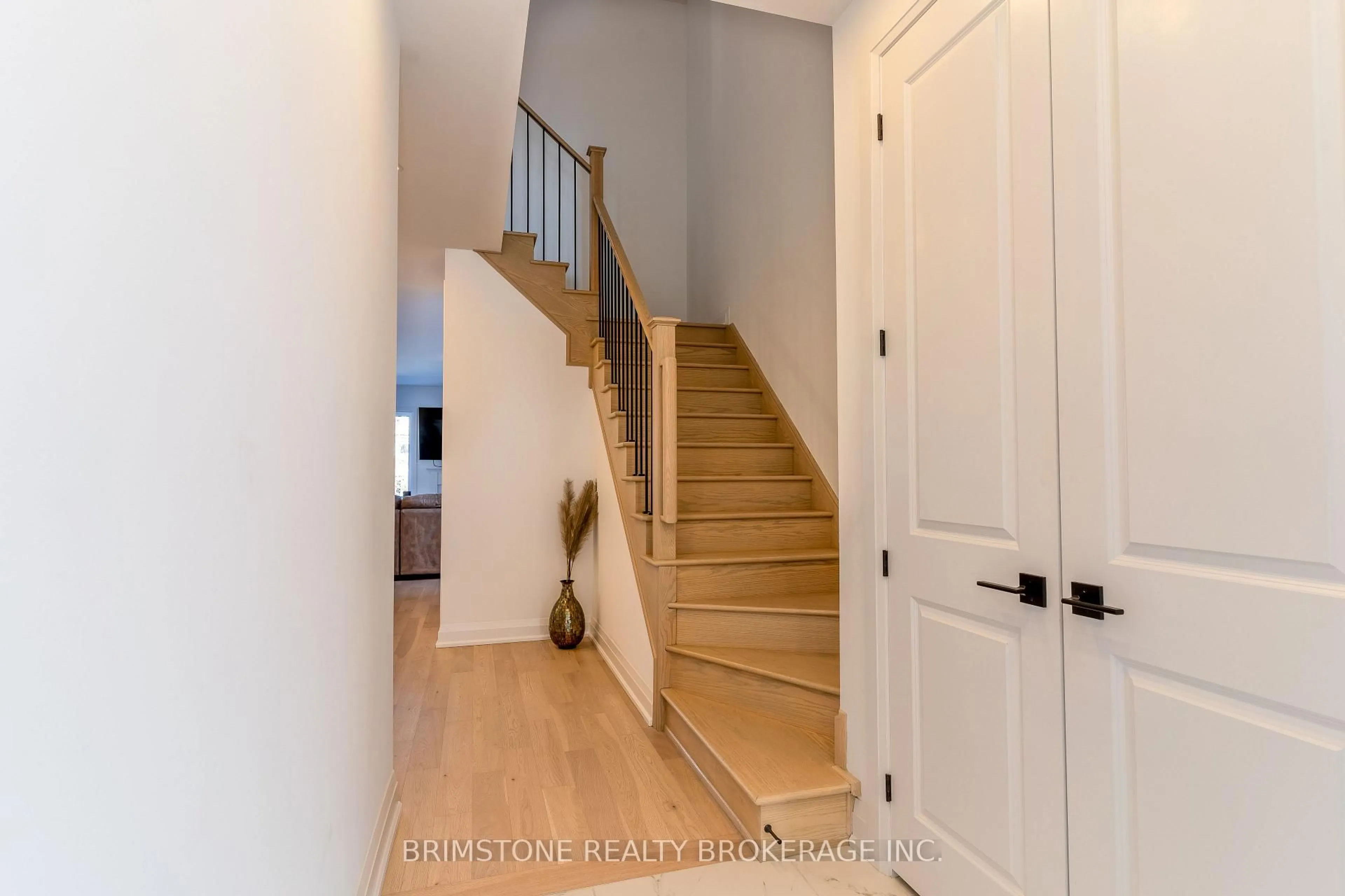 Indoor entryway for 119 Gray Ave, New Tecumseth Ontario L9R 1P6
