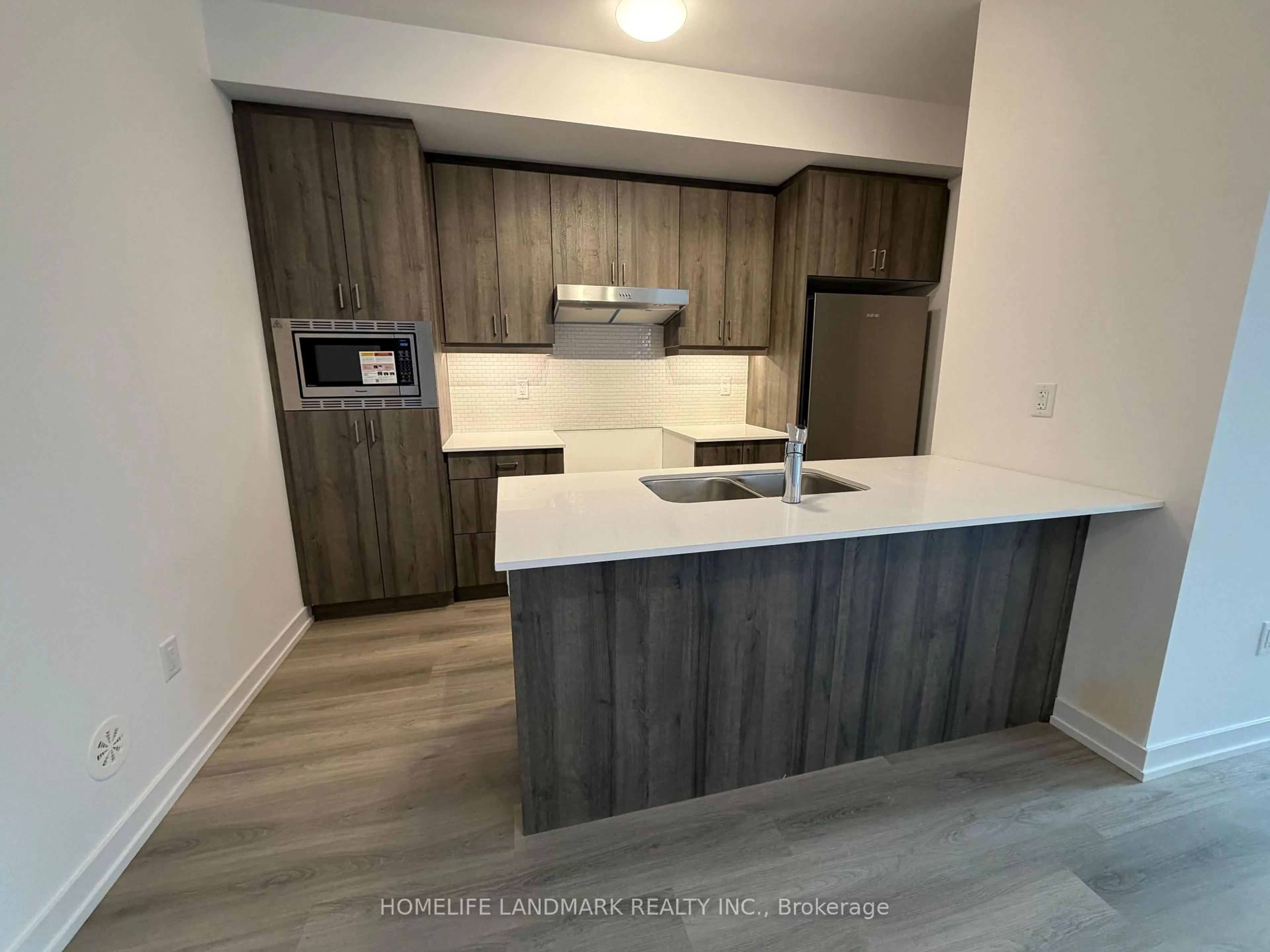 Open concept kitchen, wood/laminate floor for 3 Bancroft Lane #219, Richmond Hill Ontario L4E 1M1
