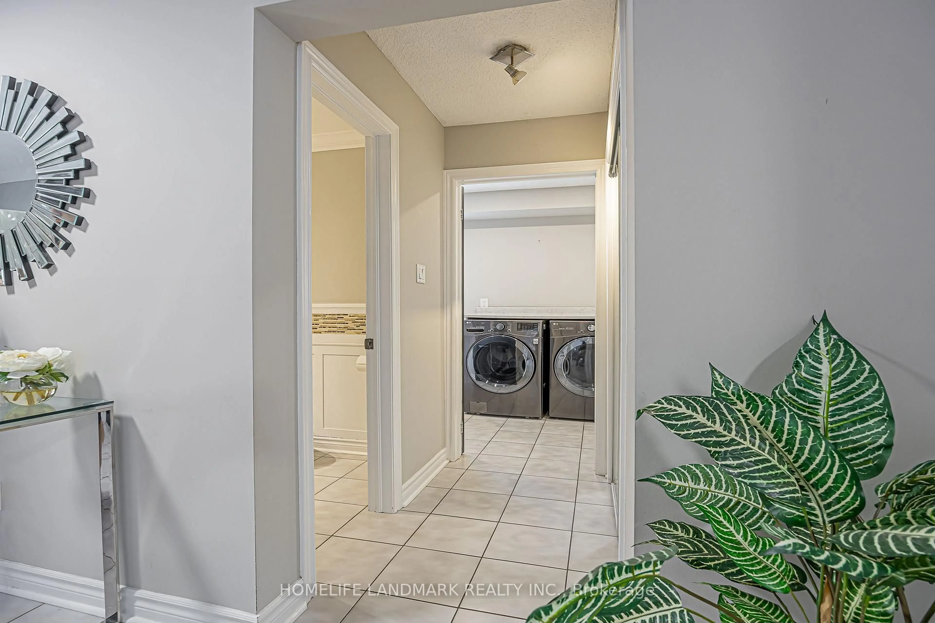 Laundry room for 246 Jelley Ave, Newmarket Ontario L3X 1S6