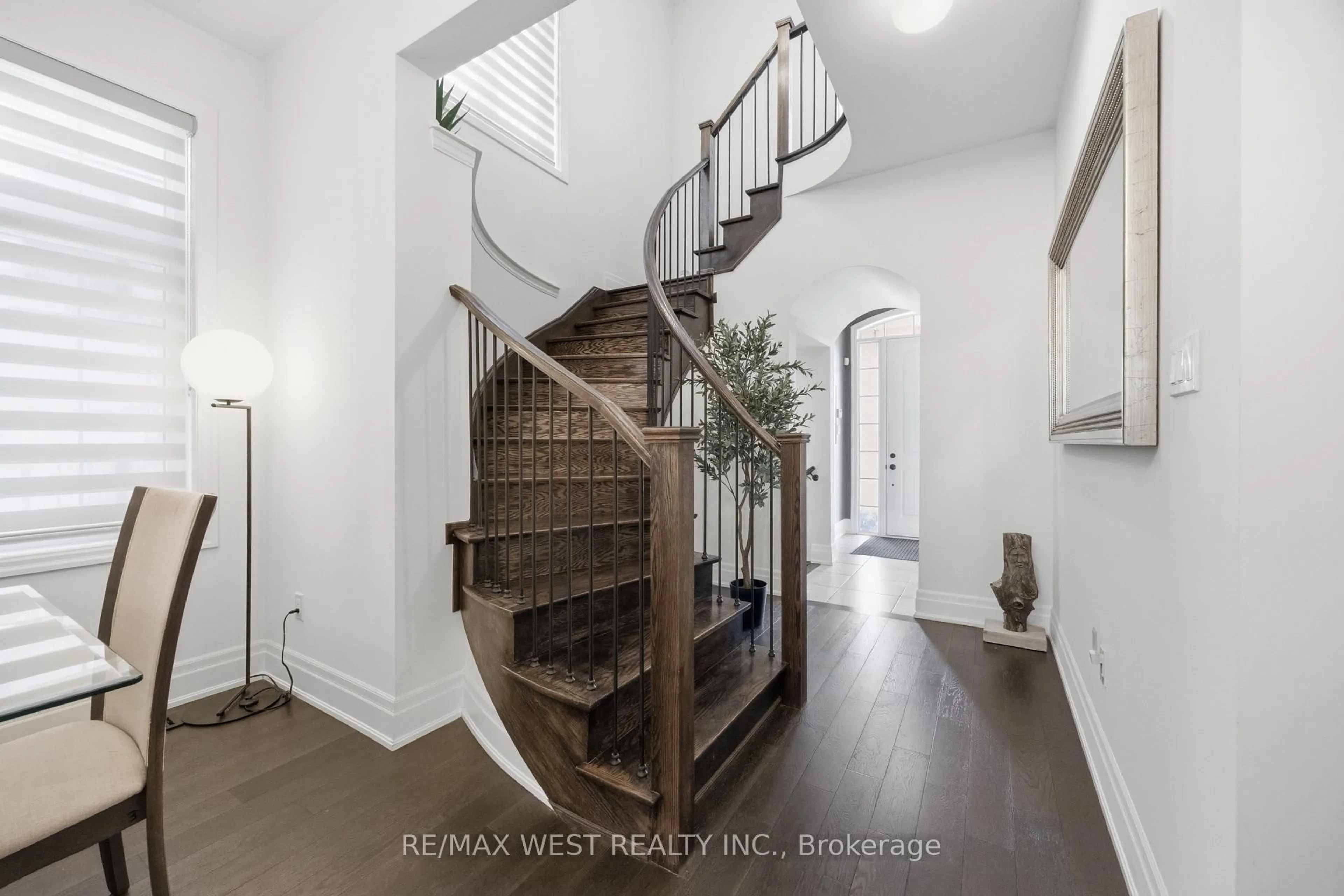 Indoor entryway for 497 Kleinburg Summit Way, Vaughan Ontario L4H 4T5