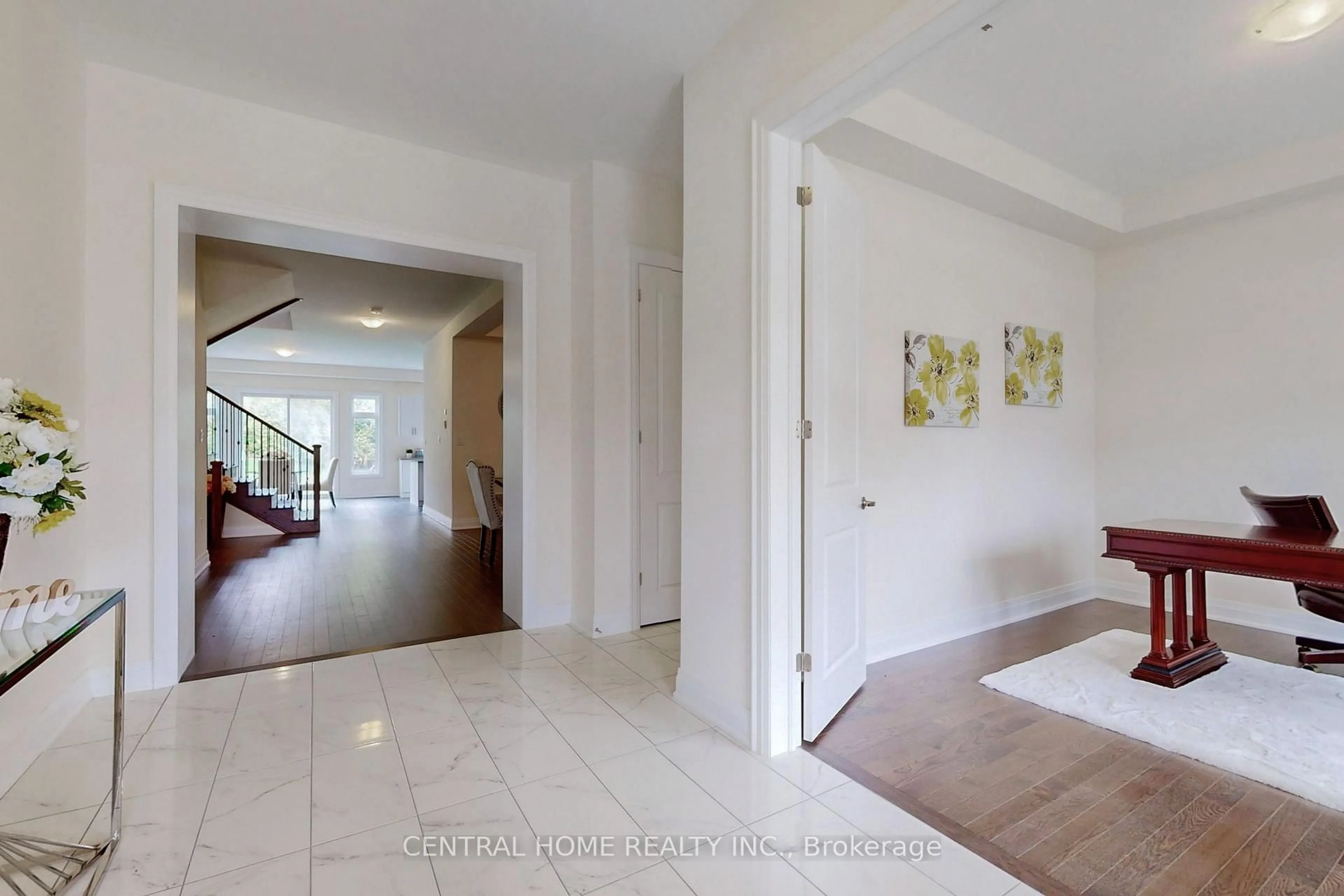 Indoor entryway for 27 Upbound Crt, East Gwillimbury Ontario L9N 0E5