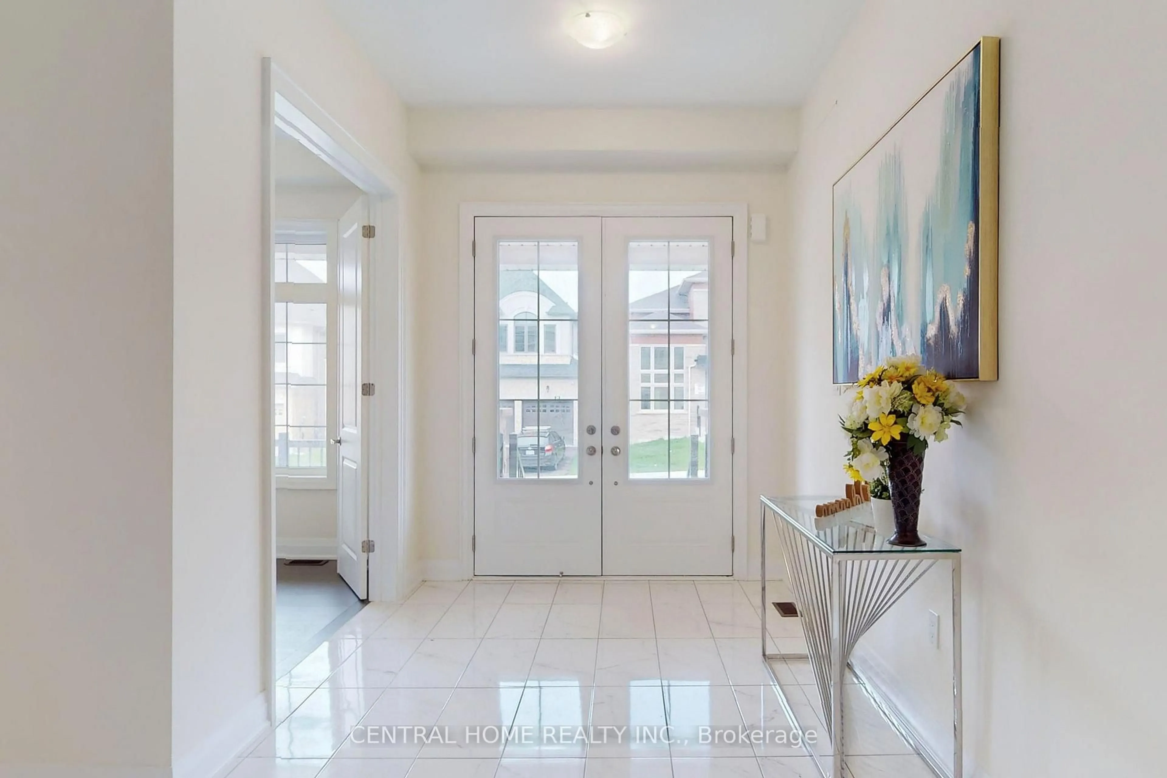 Indoor entryway for 27 Upbound Crt, East Gwillimbury Ontario L9N 0E5