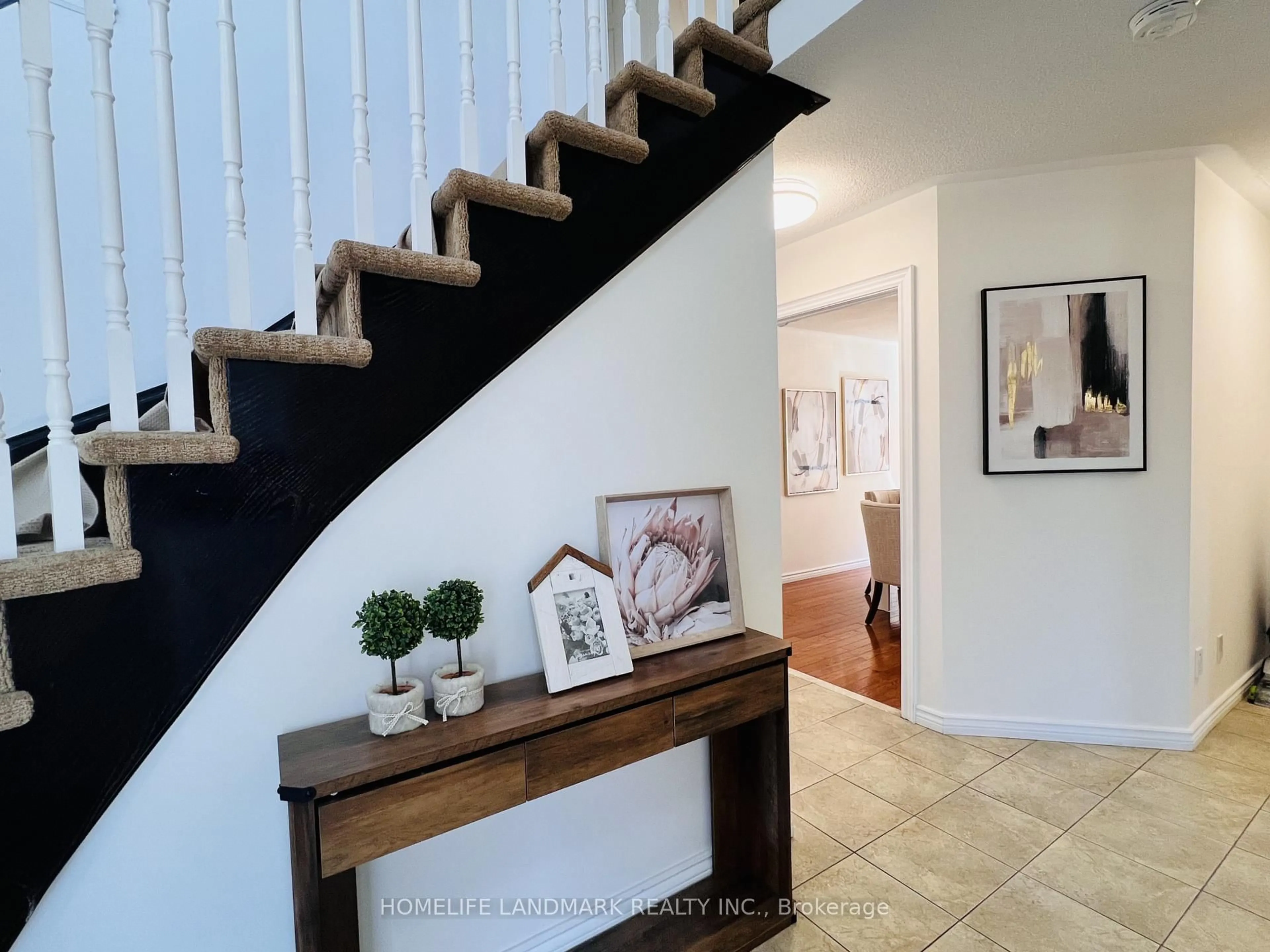 Indoor entryway for 887 College Manor Dr, Newmarket Ontario L3Y 8G9