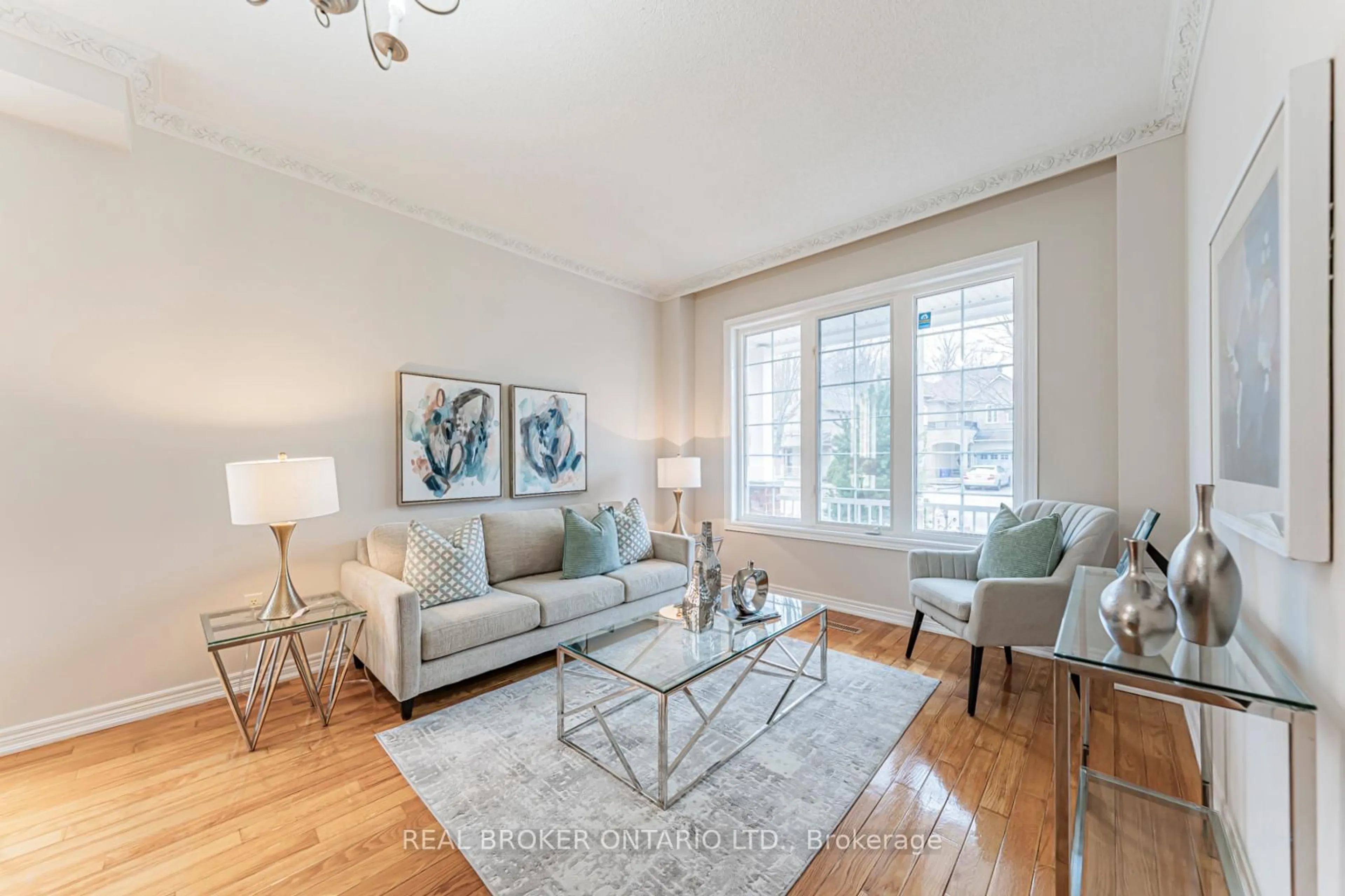 Living room with furniture, unknown for 33 Kingshill Rd, Richmond Hill Ontario L4E 4B1