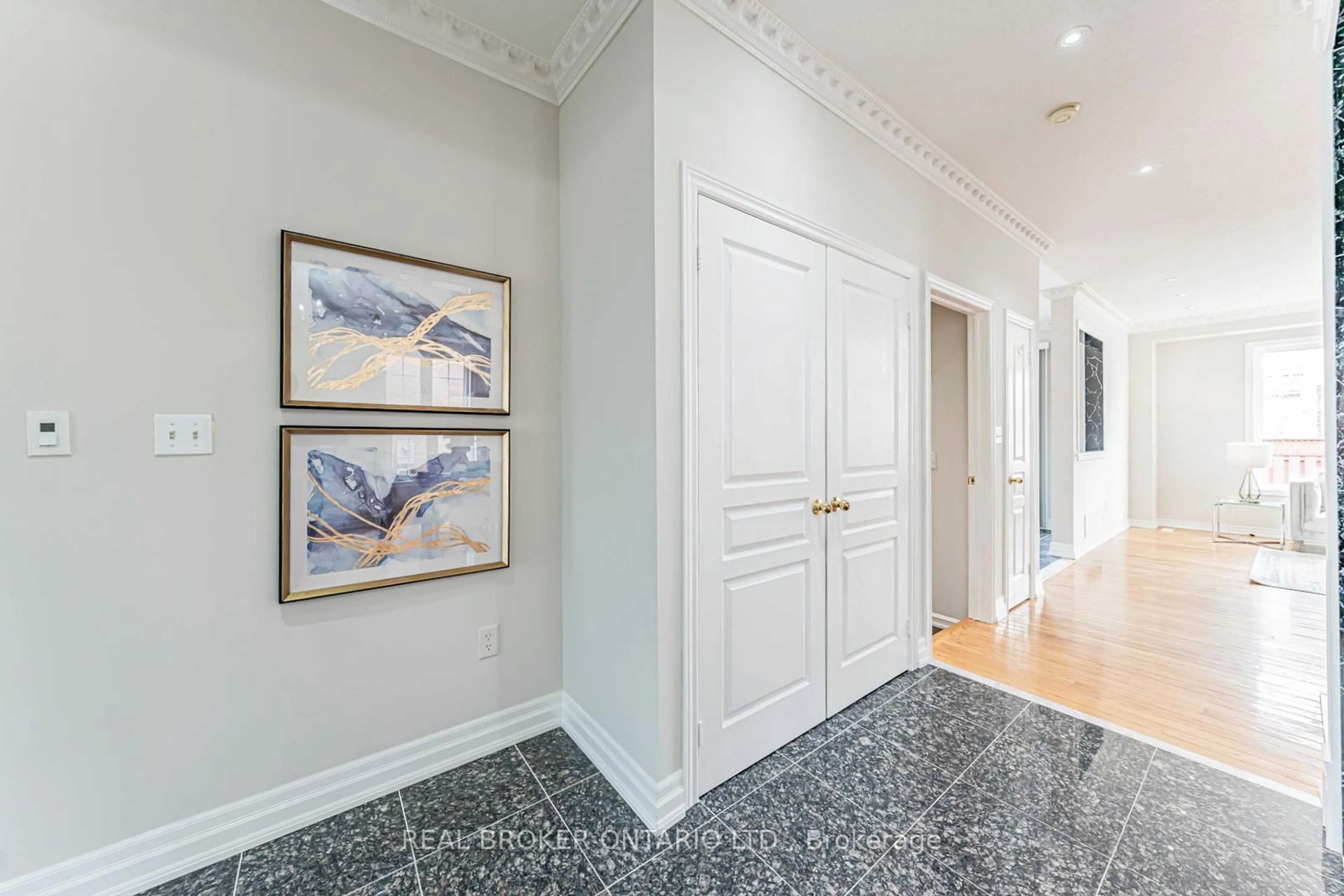 Indoor entryway for 33 Kingshill Rd, Richmond Hill Ontario L4E 4B1