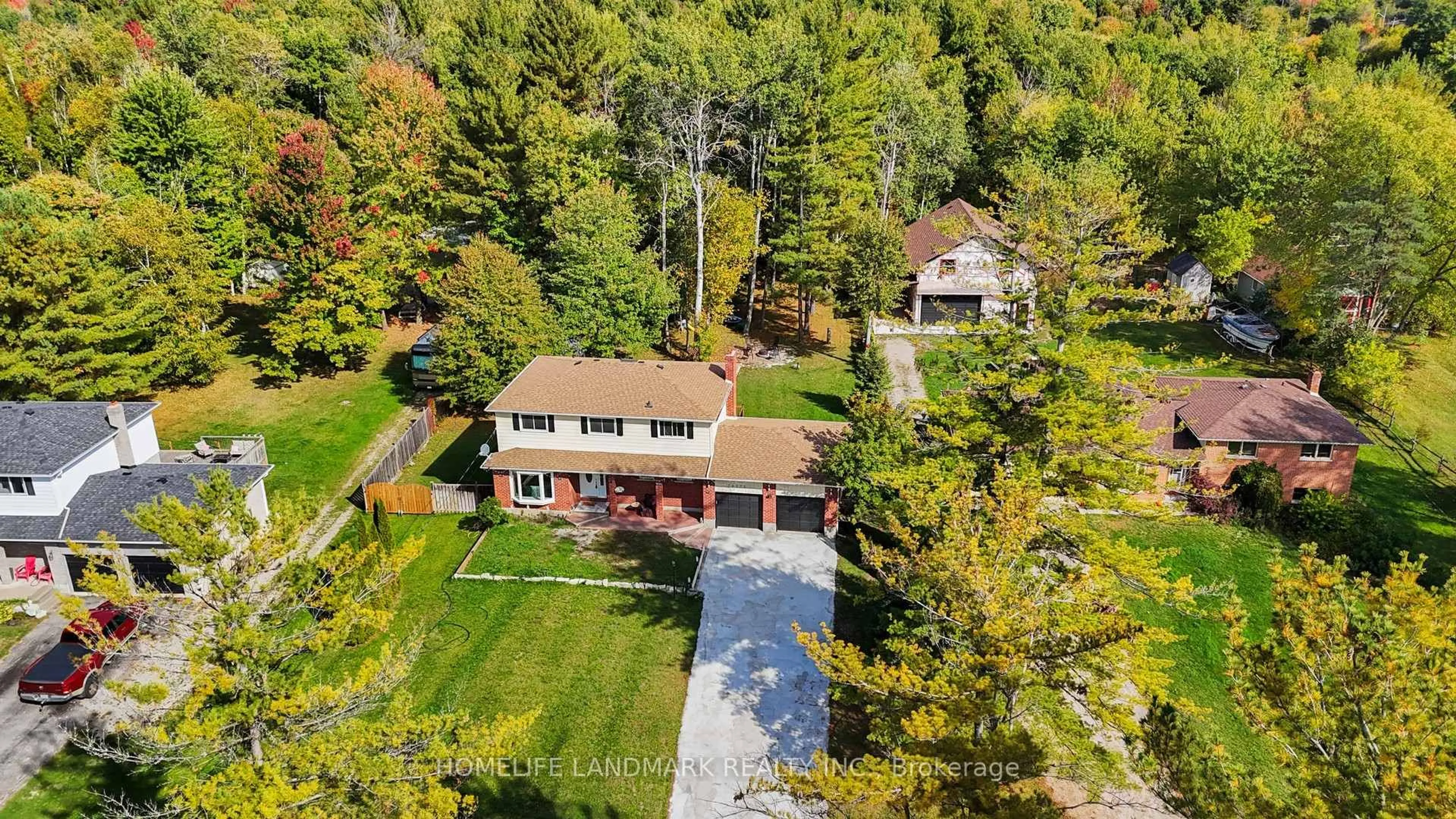 A pic from outside/outdoor area/front of a property/back of a property/a pic from drone, unknown for 20573 Yonge St, East Gwillimbury Ontario L3Y 4V8
