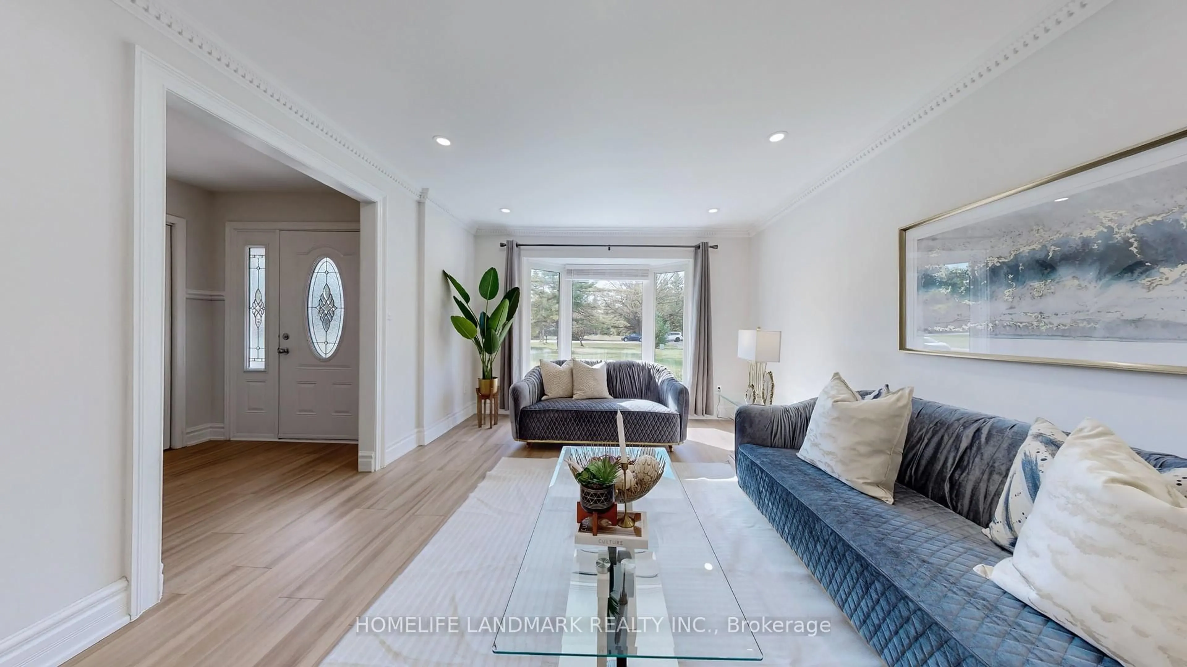 Living room with furniture, unknown for 20573 Yonge St, East Gwillimbury Ontario L3Y 4V8