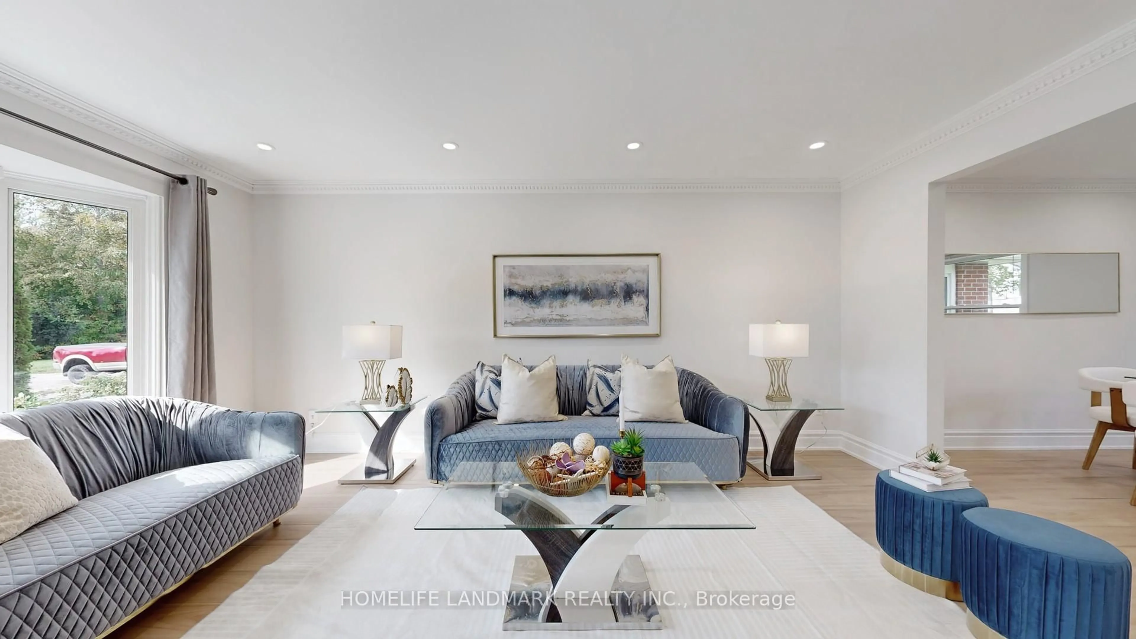 Living room with furniture, unknown for 20573 Yonge St, East Gwillimbury Ontario L3Y 4V8