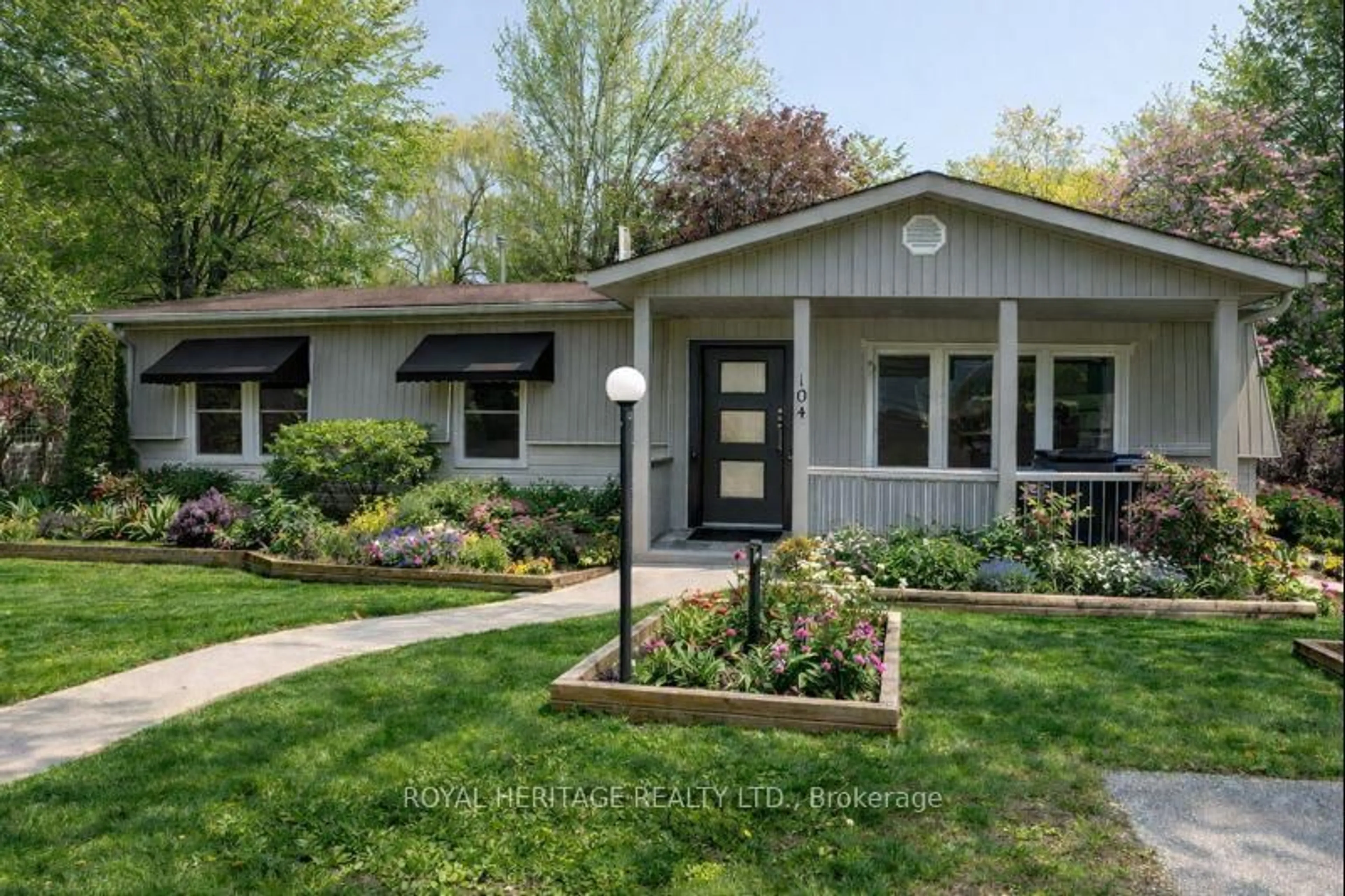 Home with vinyl exterior material, street for 104 Linden Lane, Innisfil Ontario L9S 1N4