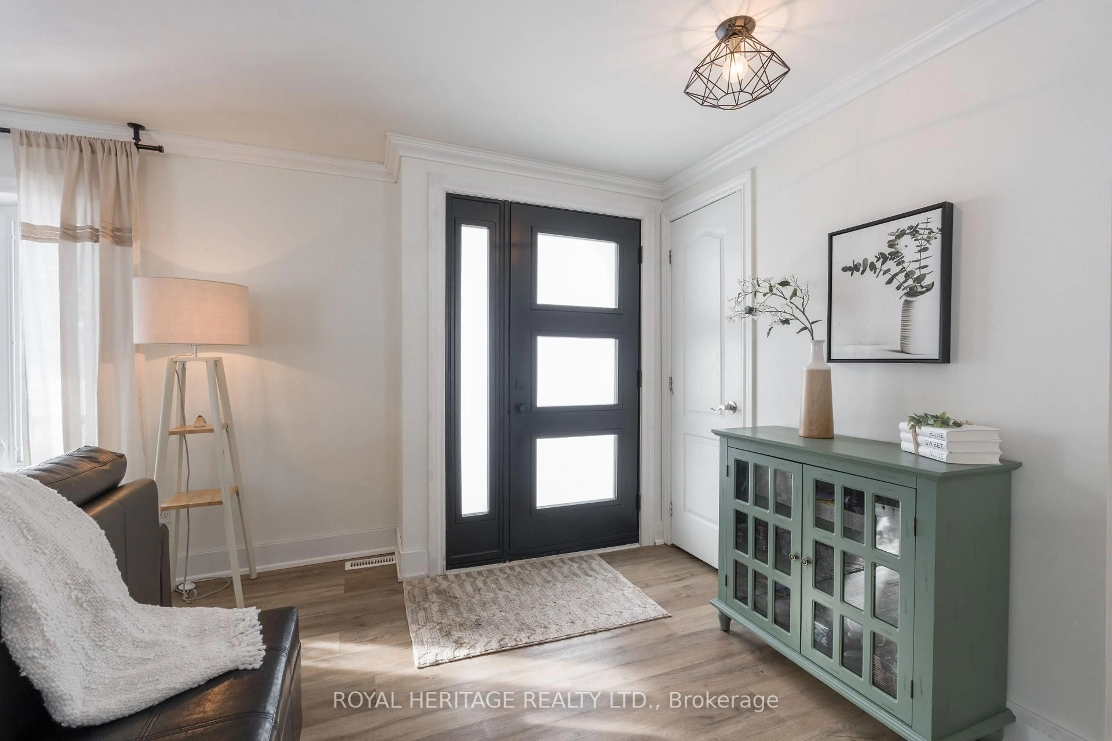 Indoor entryway for 104 Linden Lane, Innisfil Ontario L9S 1N4