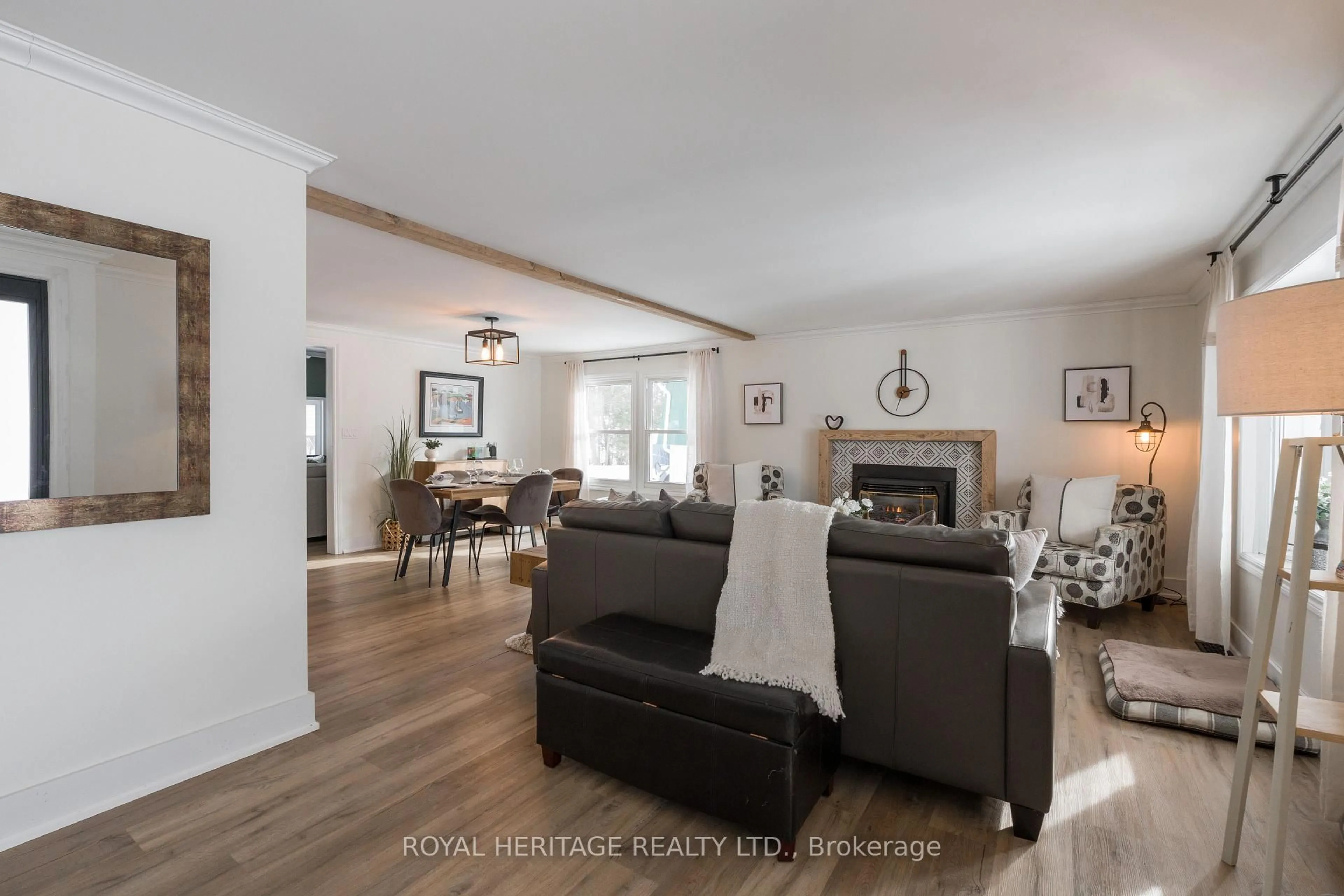 Living room with furniture, wood/laminate floor for 104 Linden Lane, Innisfil Ontario L9S 1N4