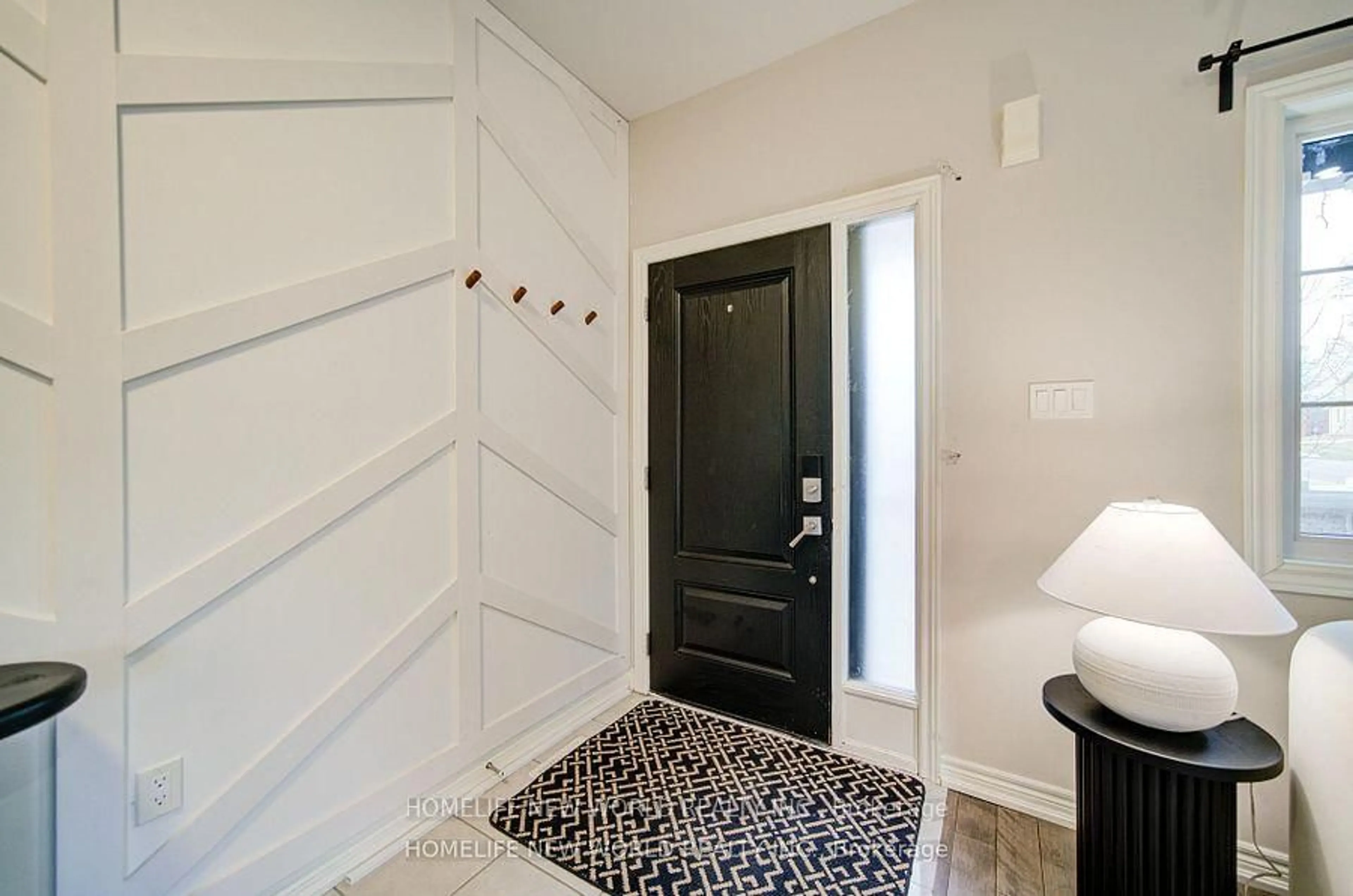 Indoor entryway for 1 Zenyatta Lane, East Gwillimbury Ontario L9N 0N7