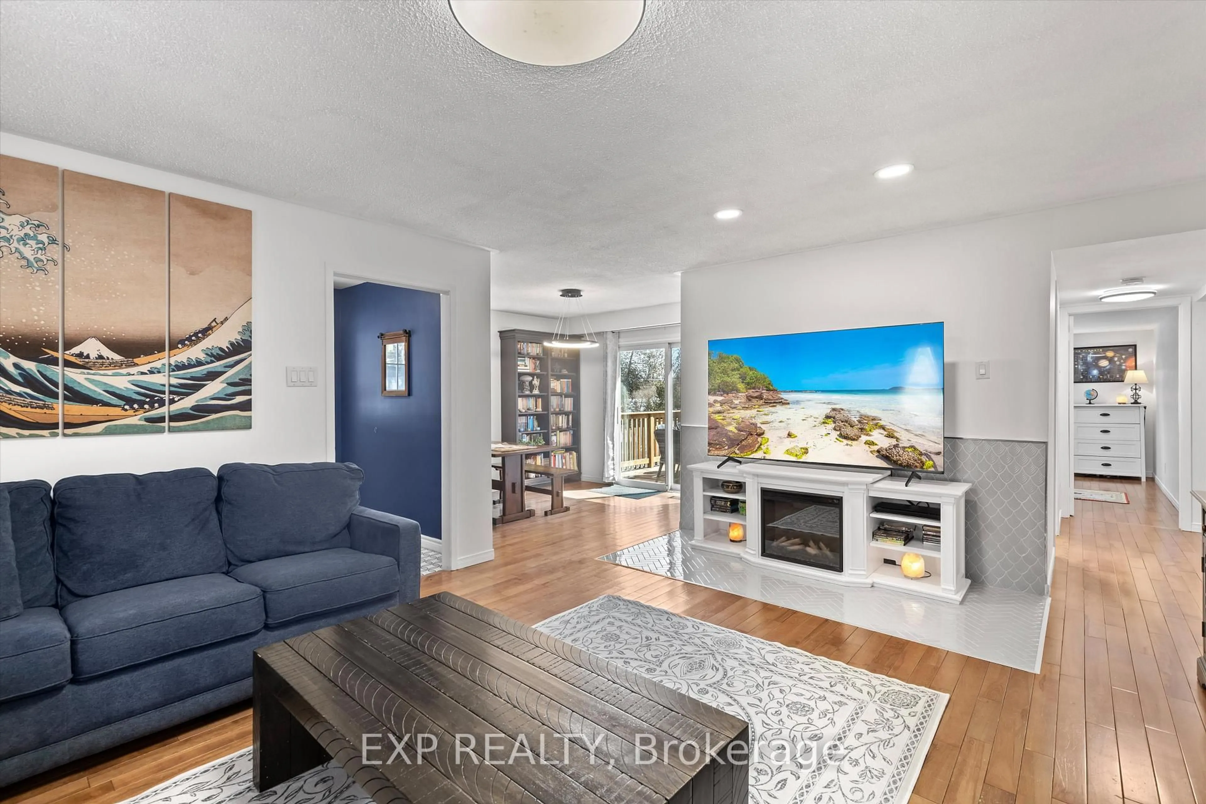 Living room with furniture, unknown for 34 Connor Dr, Whitchurch-Stouffville Ontario L4A 7X3