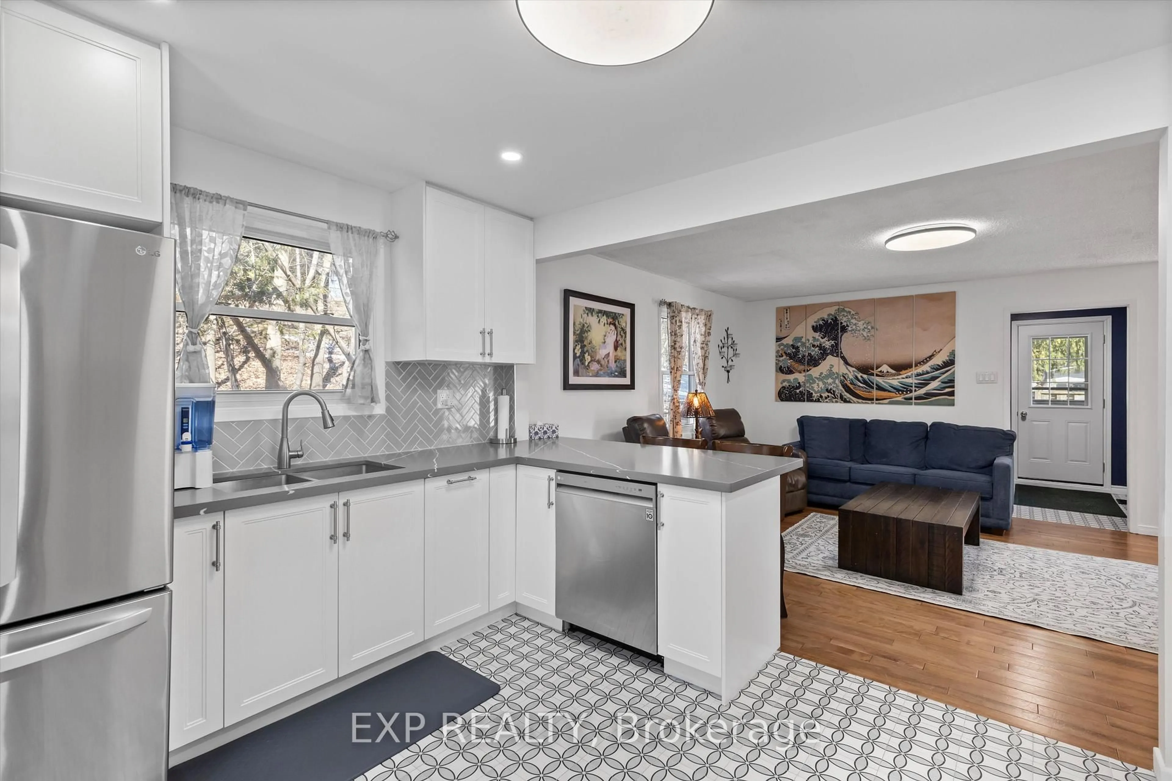 Open concept kitchen, ceramic/tile floor for 34 Connor Dr, Whitchurch-Stouffville Ontario L4A 7X3