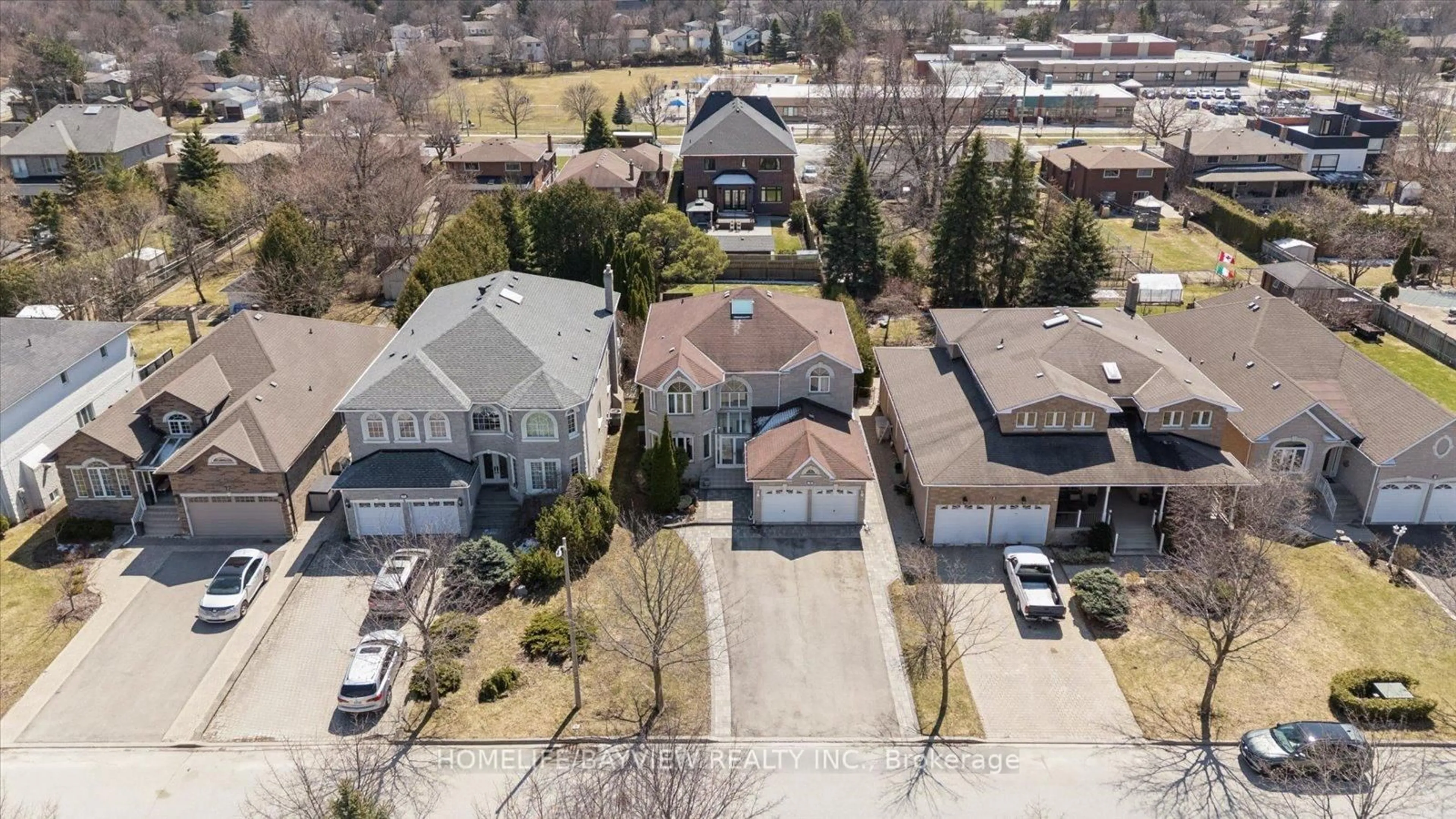 A pic from outside/outdoor area/front of a property/back of a property/a pic from drone, street for 11 Sorrento Dr, Richmond Hill Ontario L4C 0J8