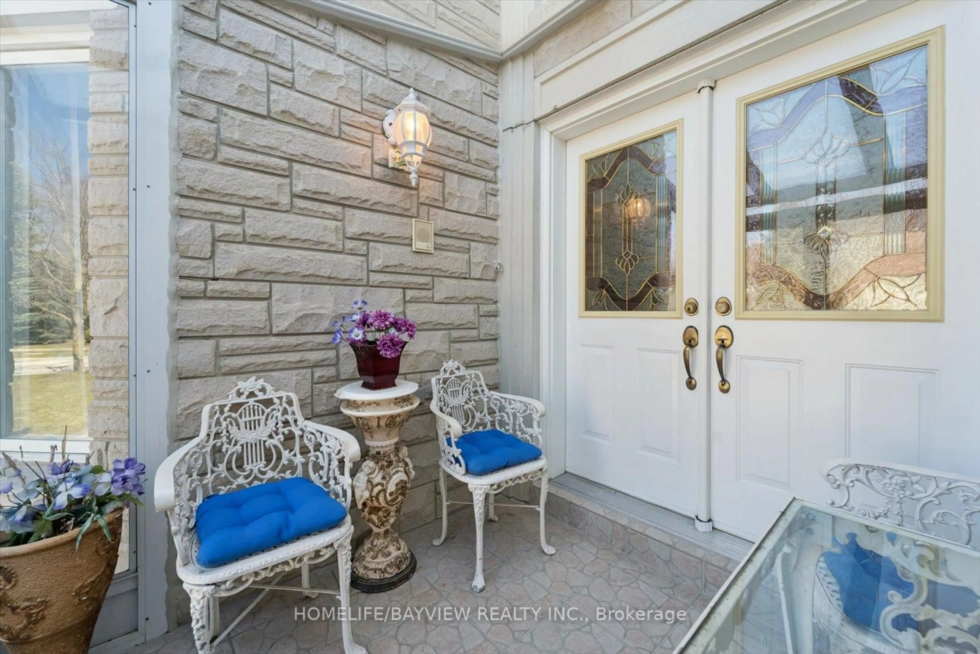 Indoor entryway for 11 Sorrento Dr, Richmond Hill Ontario L4C 0J8